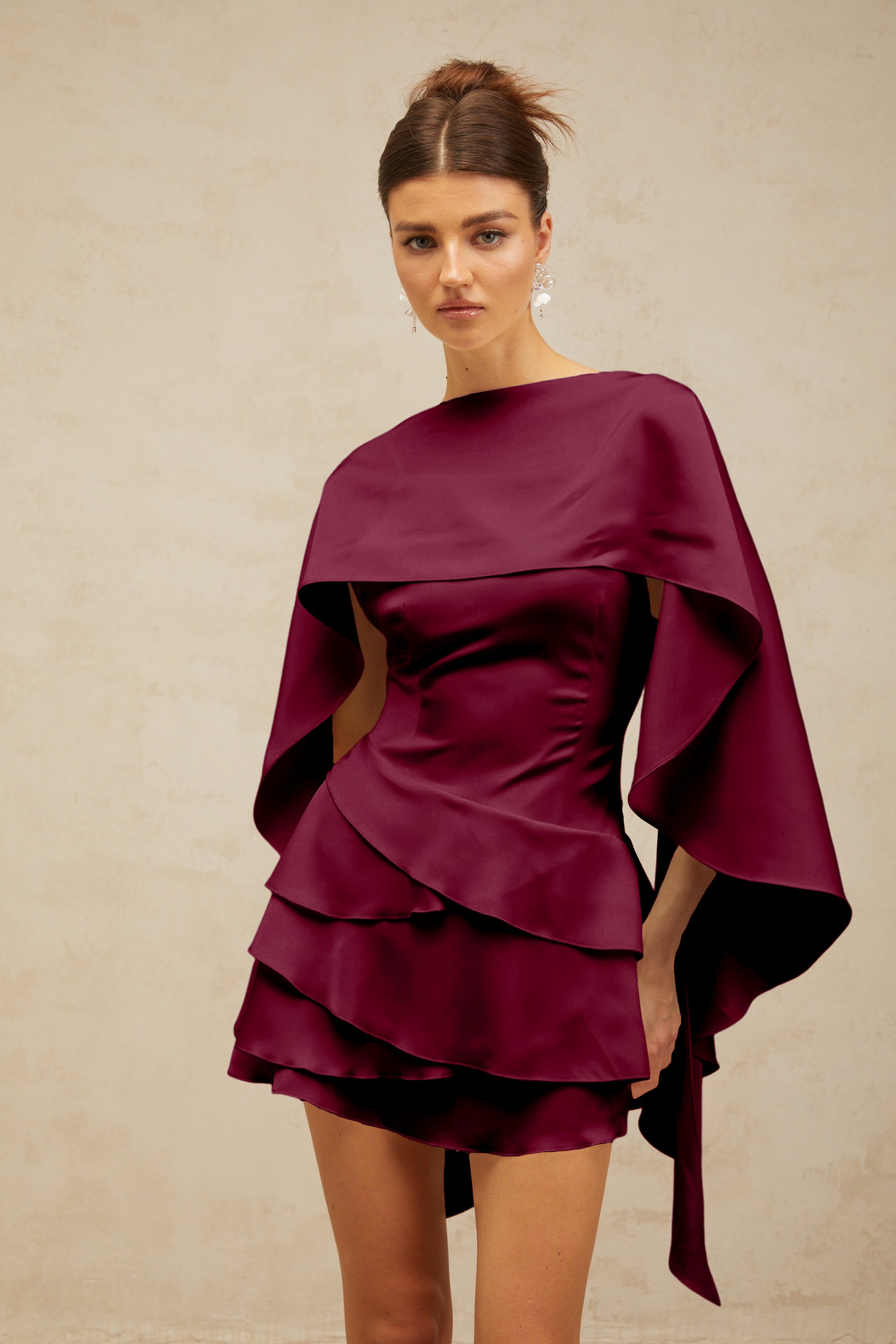Mini-robe en satin à volants avec empiècement en forme de châle « Lyna », couleur rouge (vente définitive)