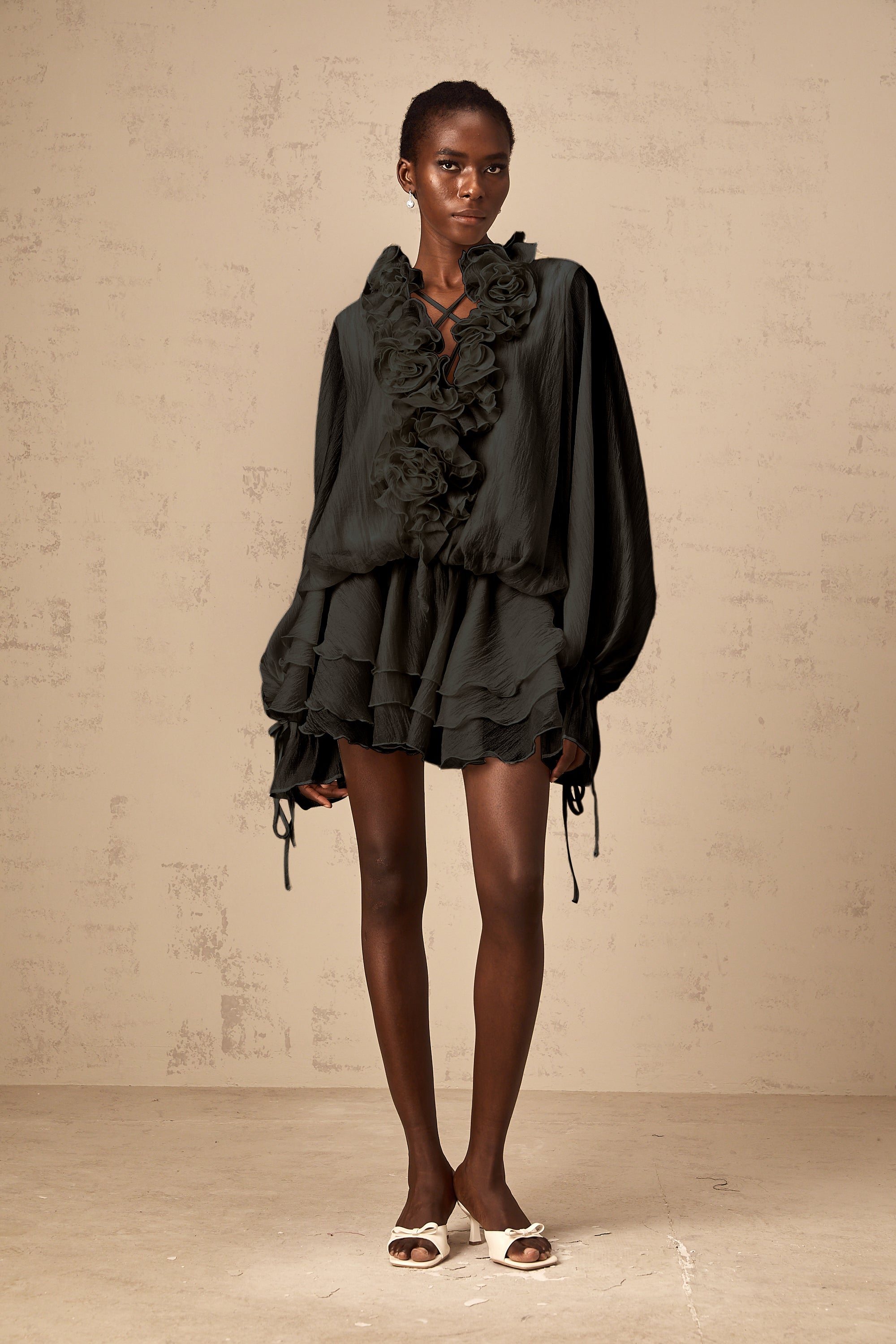 Mini-robe Zéphyrine à volants et motifs floraux appliqués, couleur noire (Vente définitive - États-Unis uniquement)