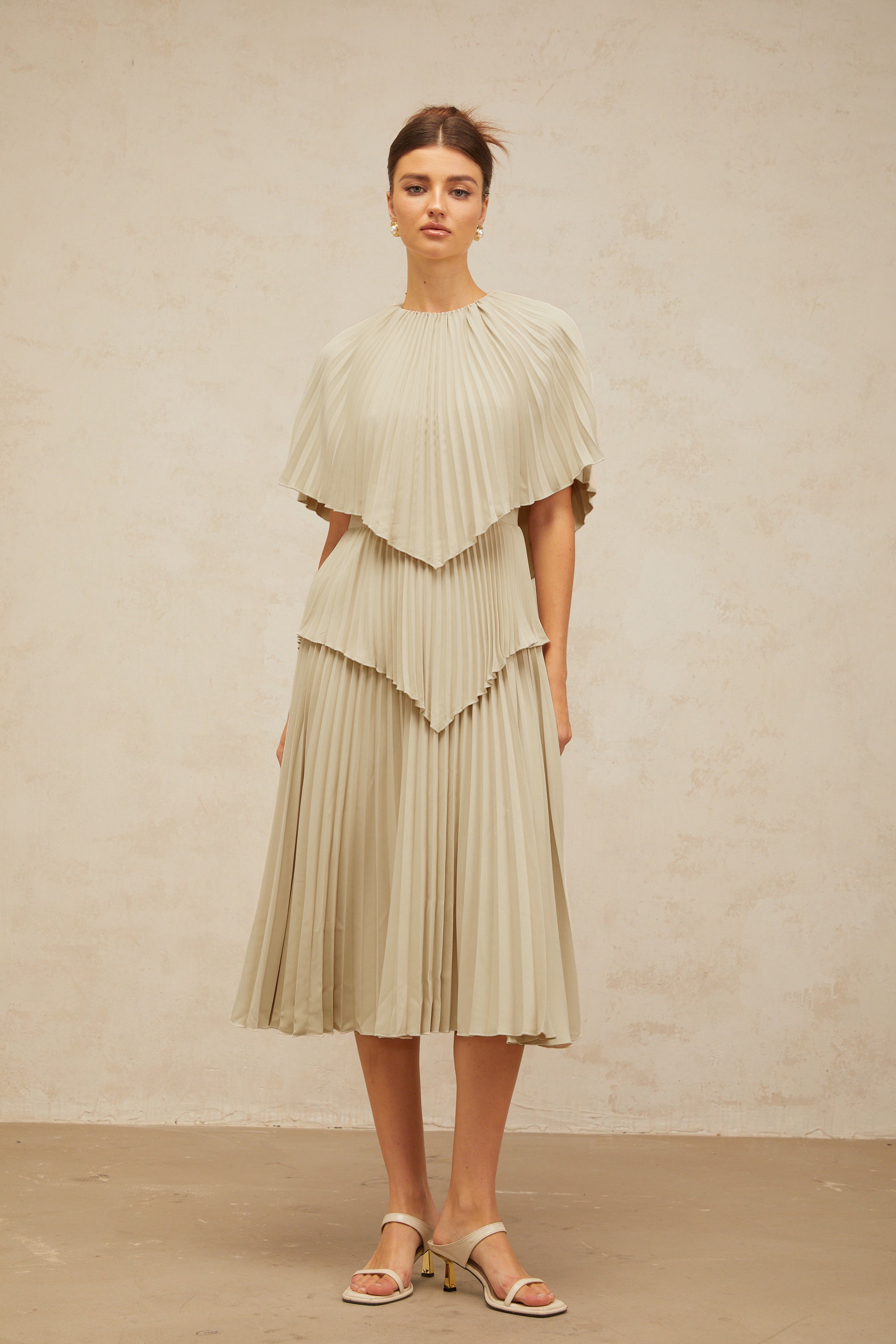 Robe midi plissée à cape Héloïse, couleur neutre (Vente définitive - États-Unis uniquement)
