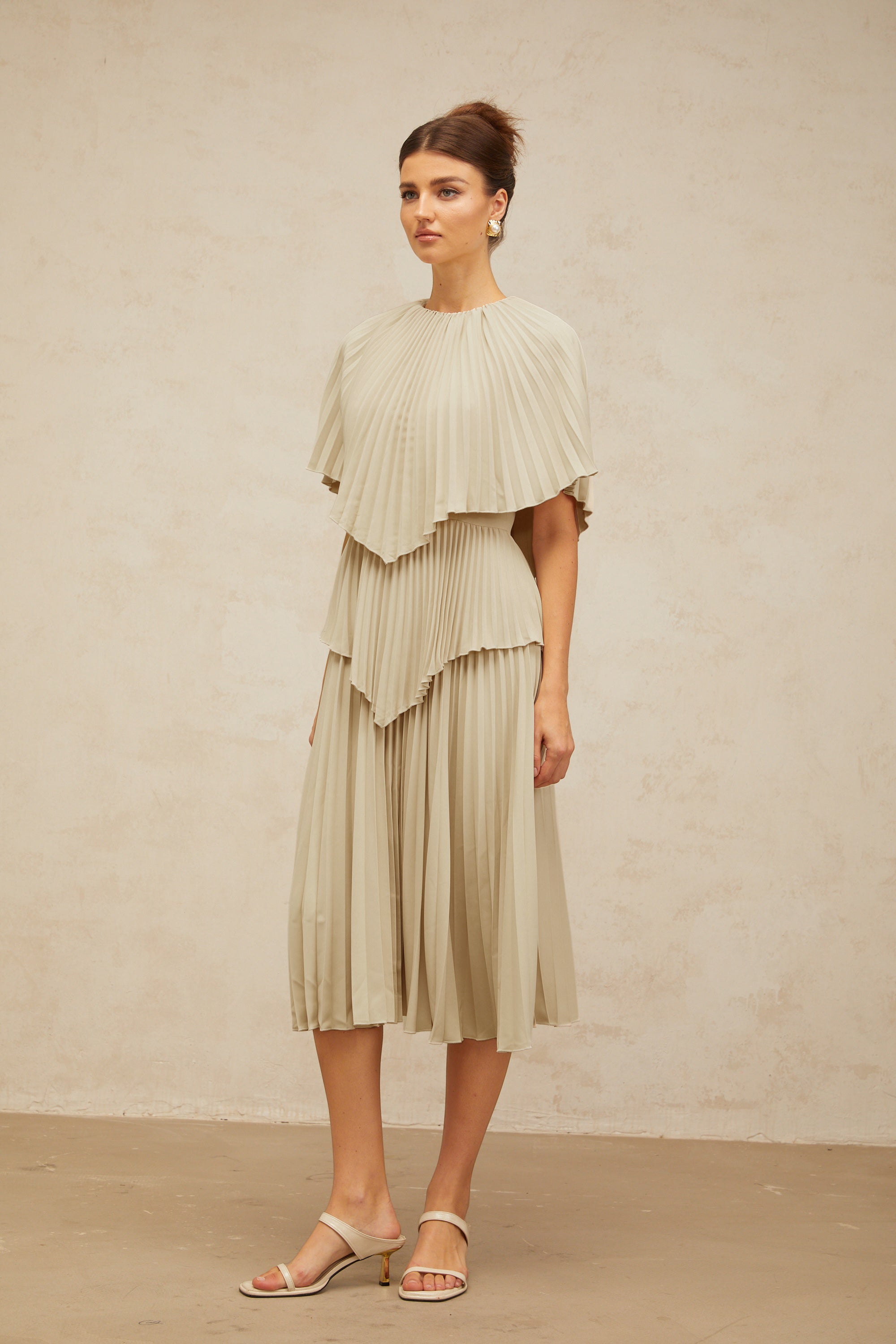 Robe midi plissée à cape Héloïse, couleur neutre (Vente définitive - États-Unis uniquement)