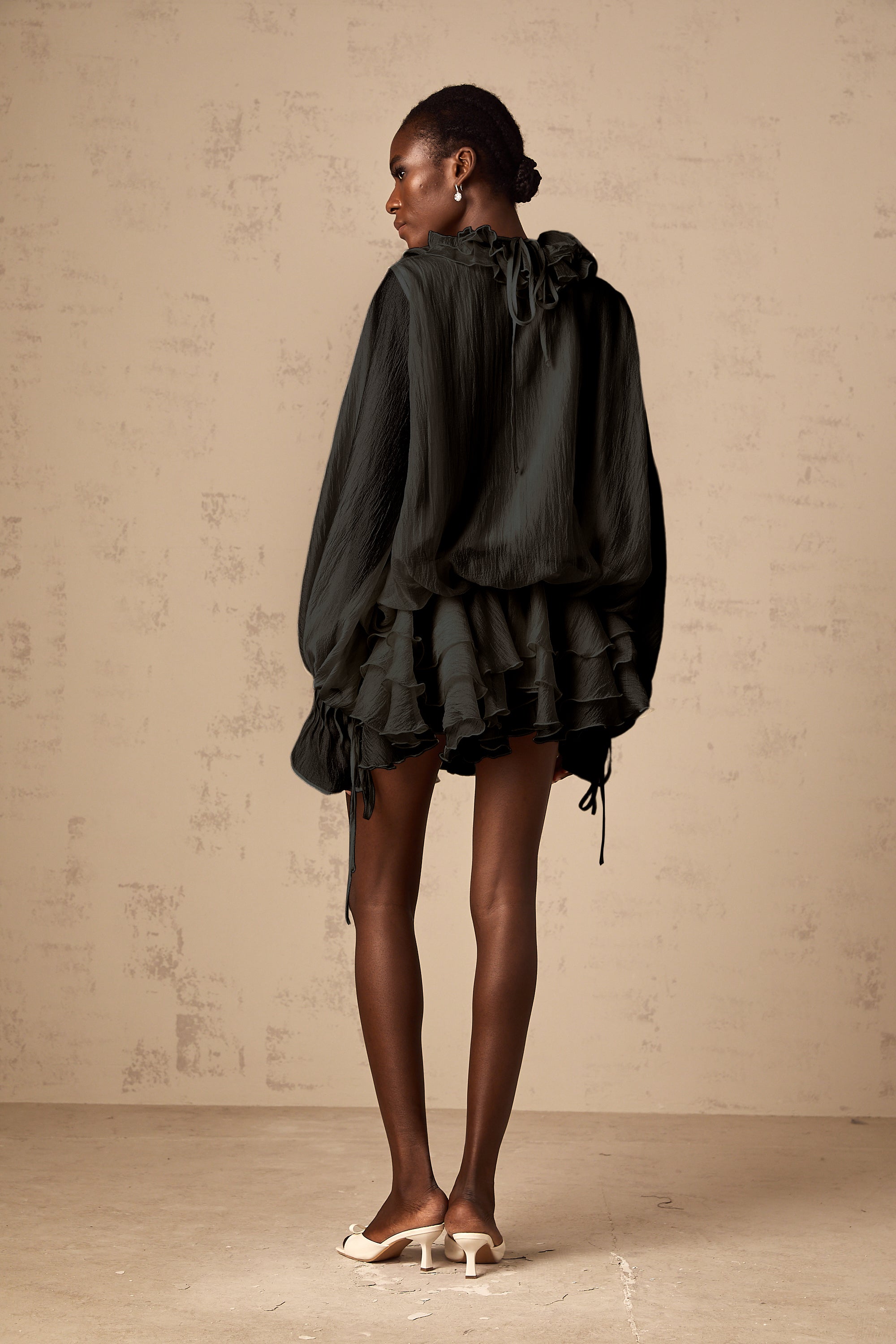 Mini-robe Zéphyrine à volants et motifs floraux appliqués, couleur noire (Vente définitive - États-Unis uniquement)