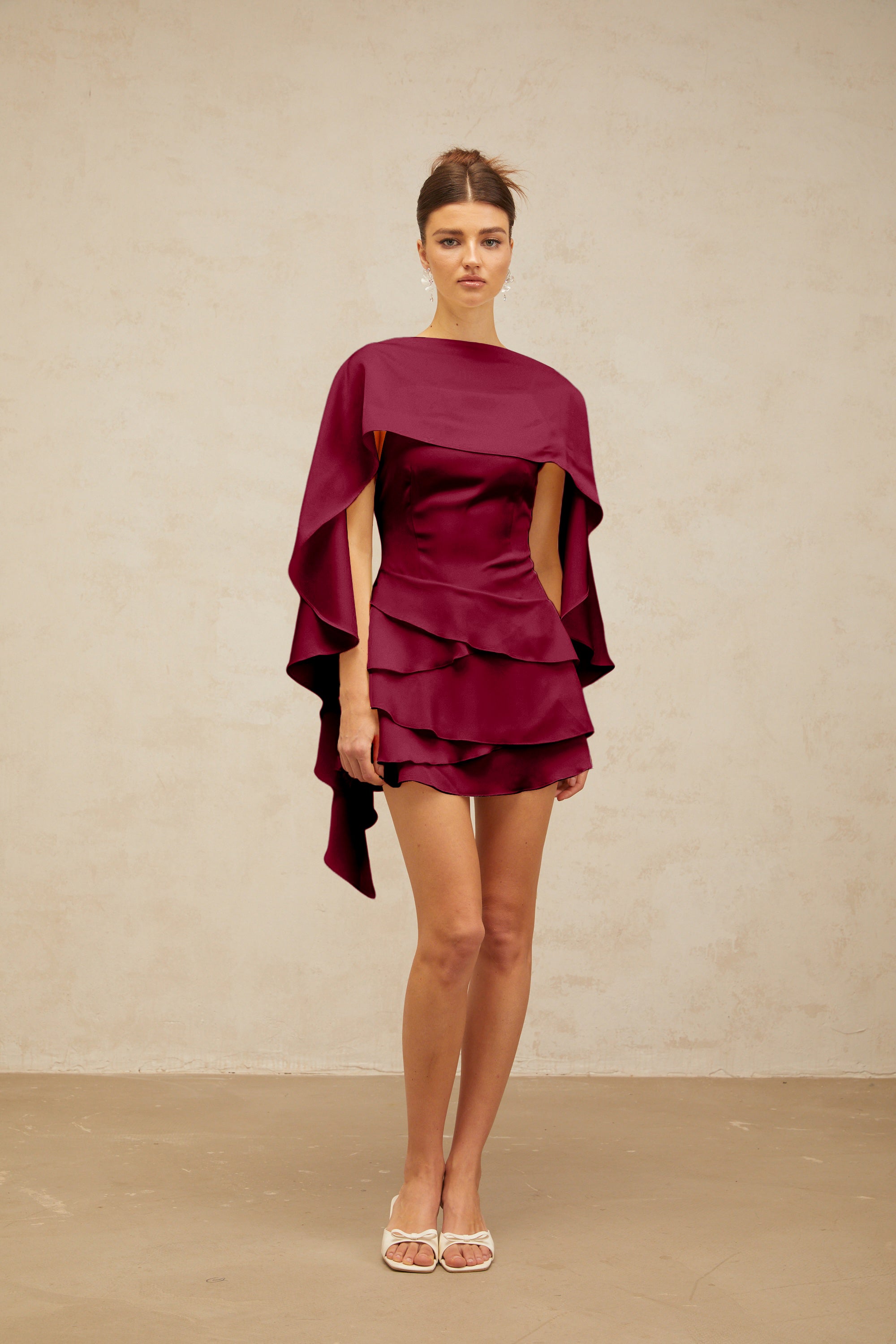 Mini-robe en satin à volants avec empiècement en forme de châle « Lyna », couleur rouge (vente définitive)