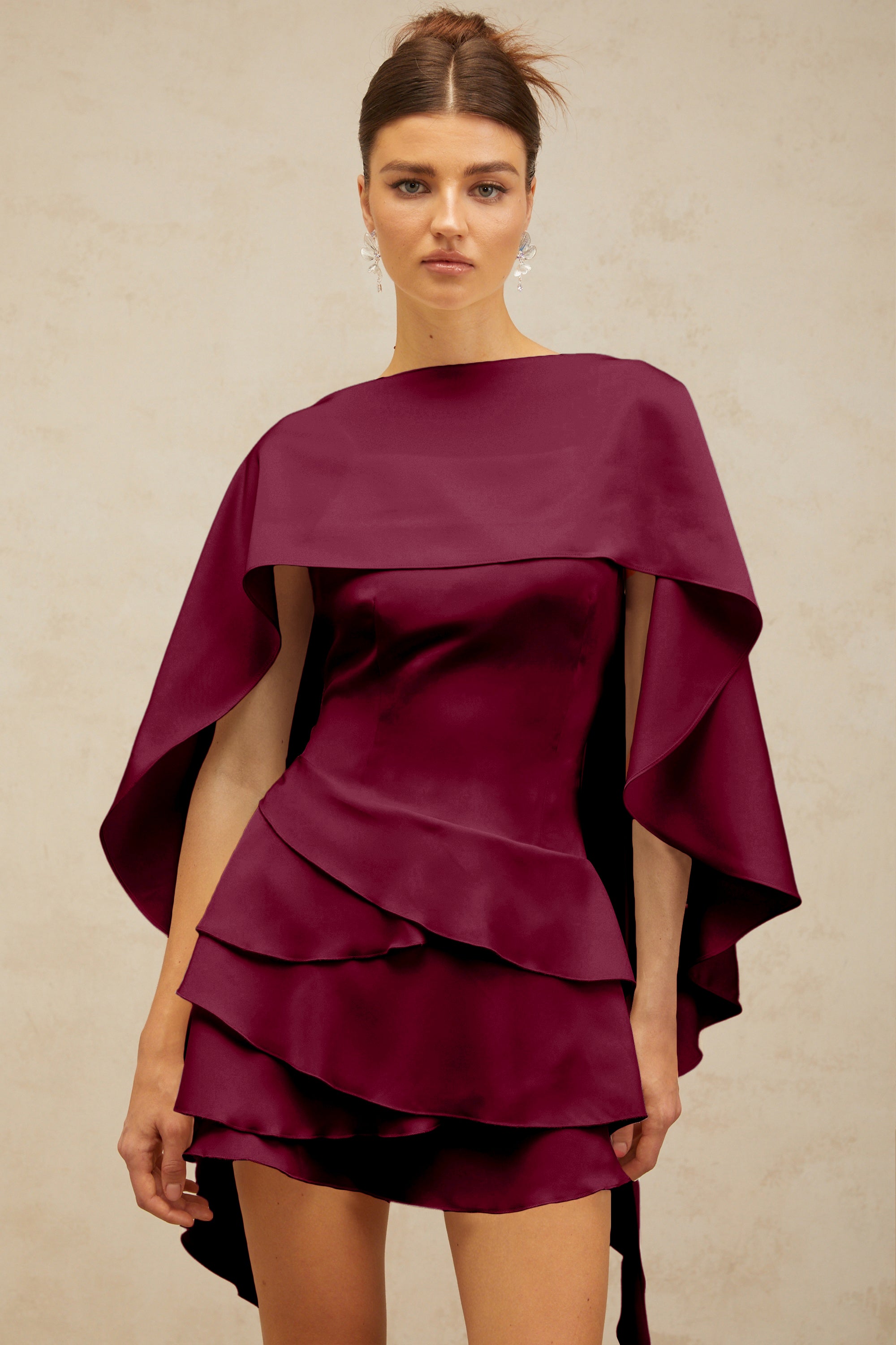 Mini-robe en satin à volants avec empiècement en forme de châle « Lyna », couleur rouge (vente définitive)