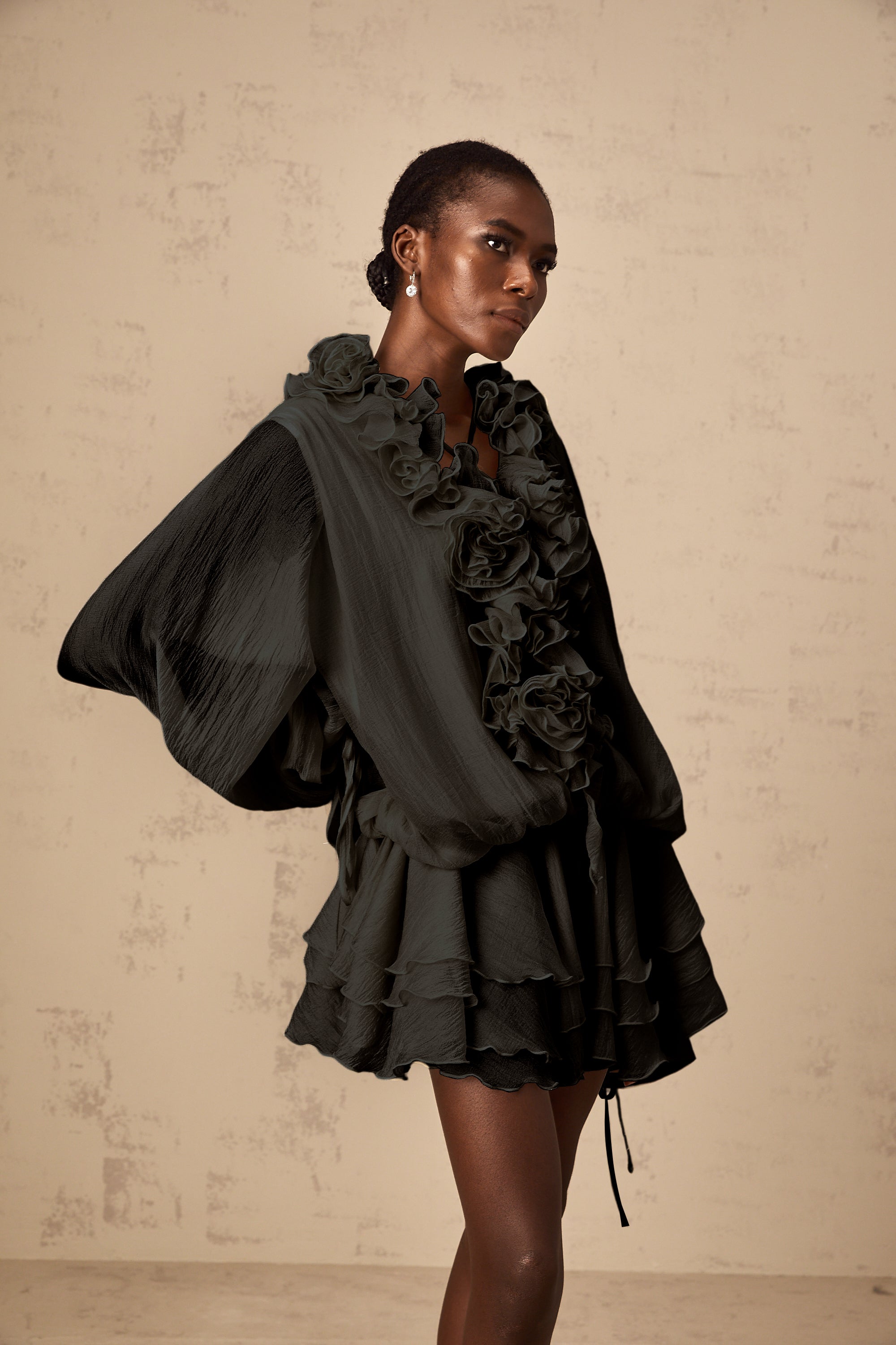 Mini-robe Zéphyrine à volants et motifs floraux appliqués, couleur noire (Vente définitive - États-Unis uniquement)
