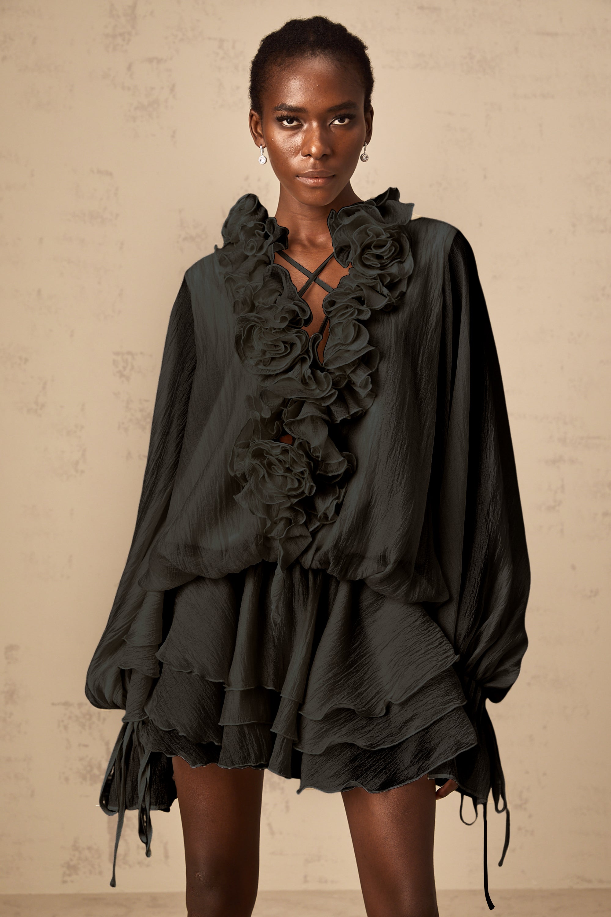 Mini-robe Zéphyrine à volants et motifs floraux appliqués, couleur noire (Vente définitive - États-Unis uniquement)