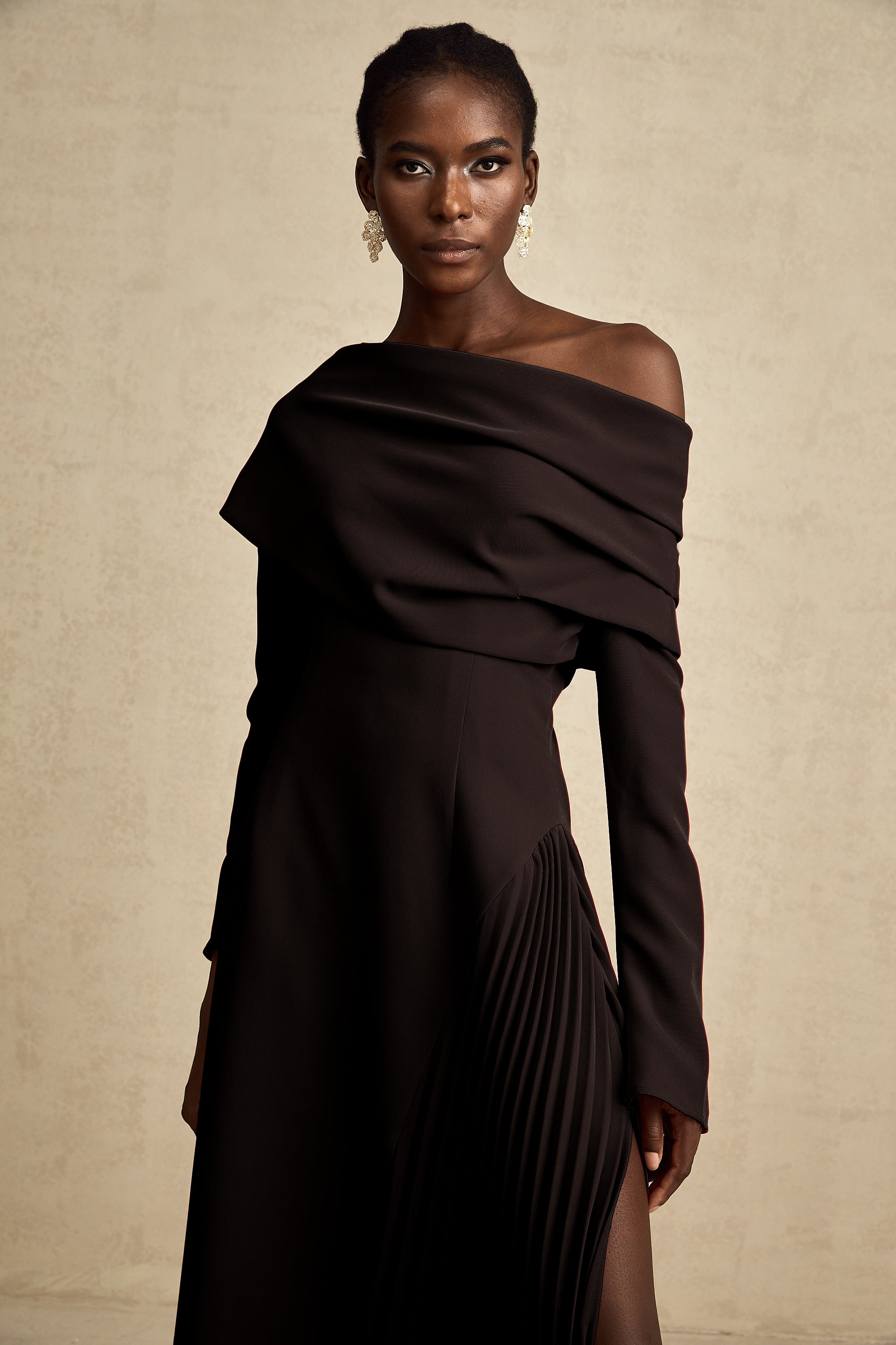 Robe longue plissée à fente haute Valentine, couleur noire (Vente définitive - États-Unis uniquement)