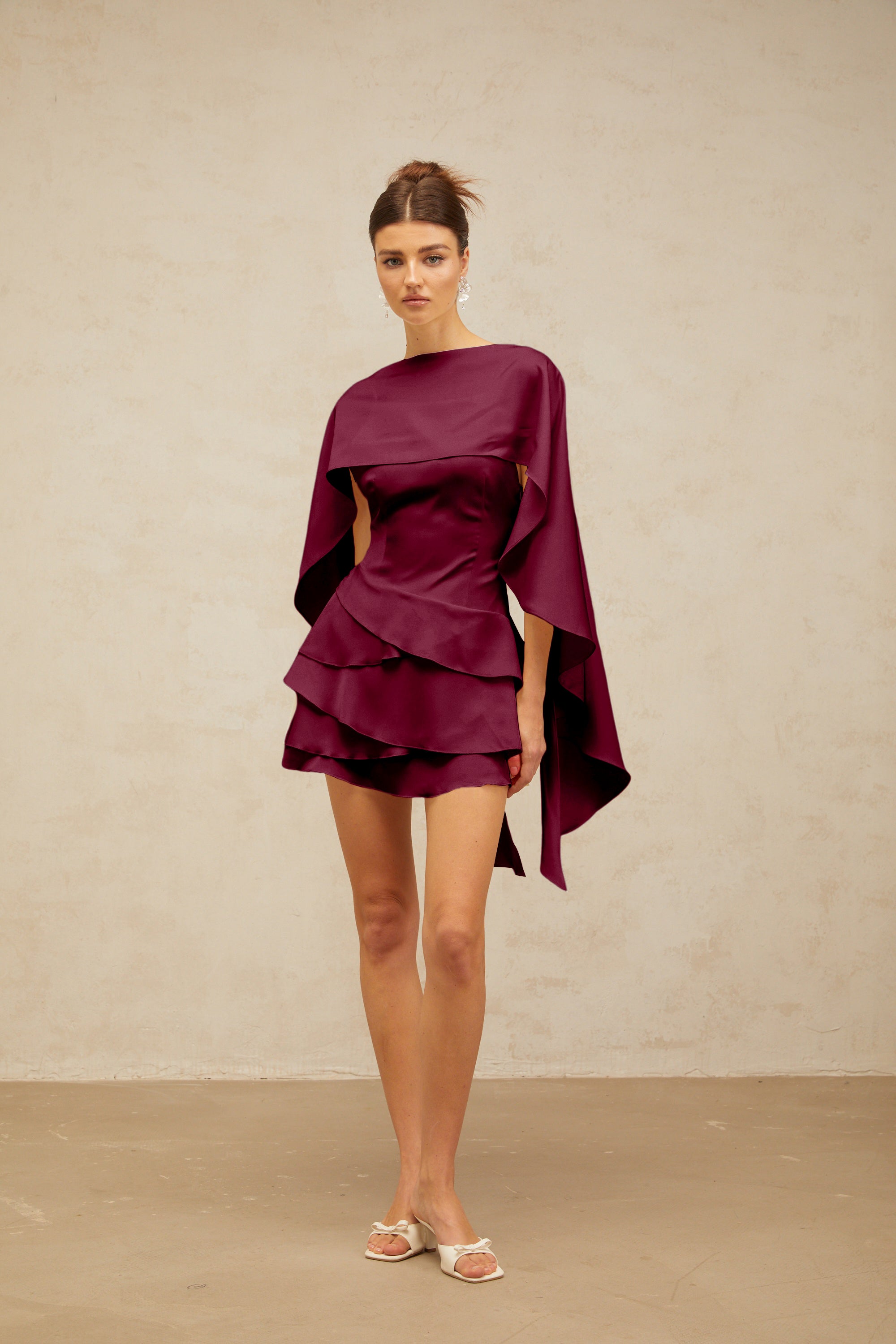 Mini-robe en satin à volants avec empiècement en forme de châle « Lyna », couleur rouge (vente définitive)
