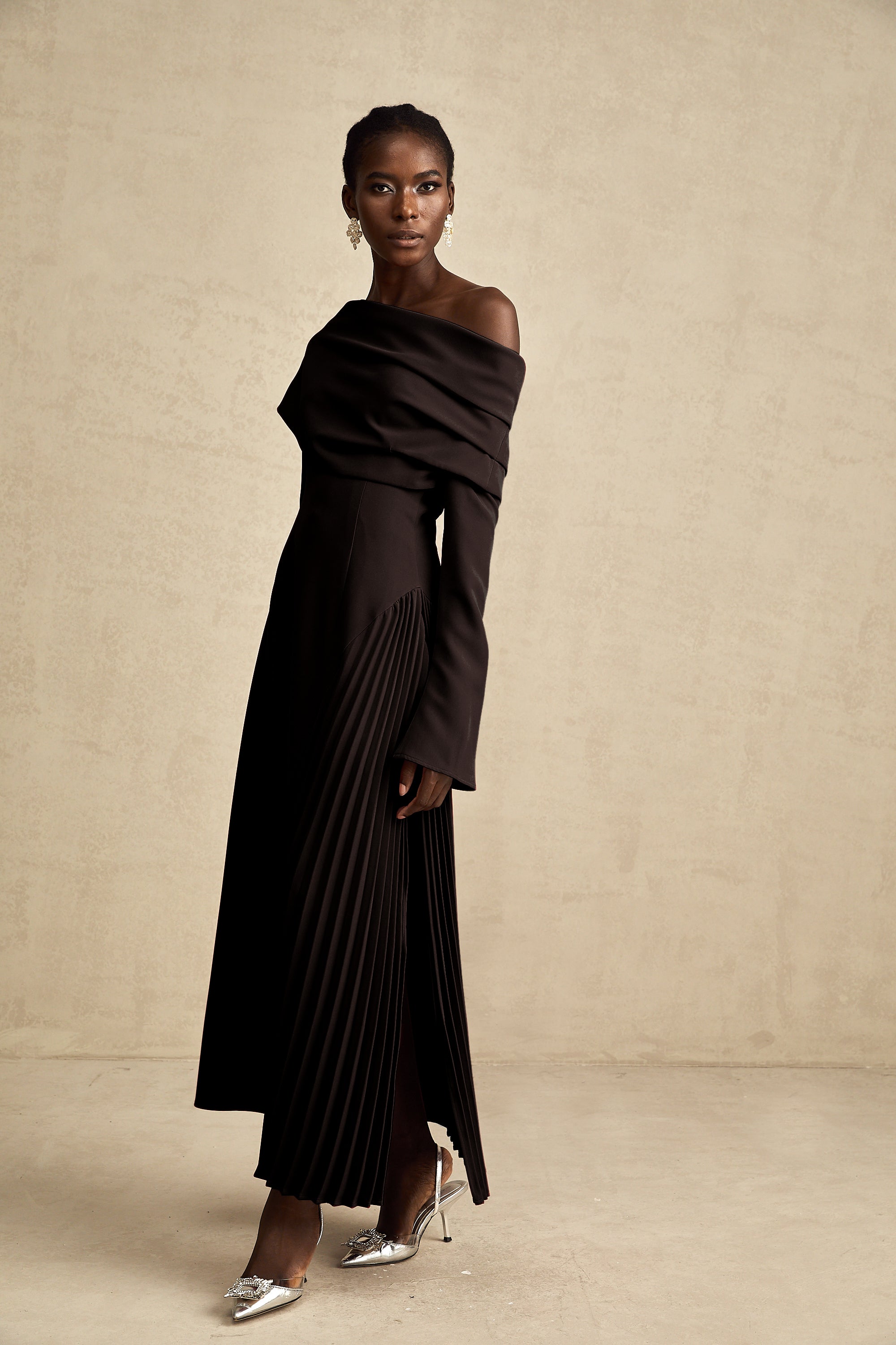 Robe longue plissée à fente haute Valentine, couleur noire (Vente définitive - États-Unis uniquement)