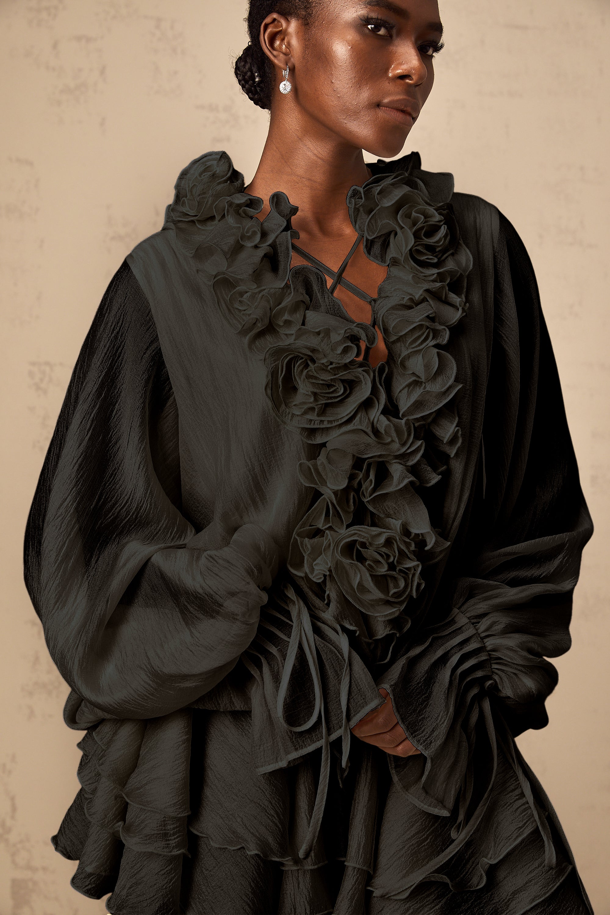 Mini-robe Zéphyrine à volants et motifs floraux appliqués, couleur noire (Vente définitive - États-Unis uniquement)