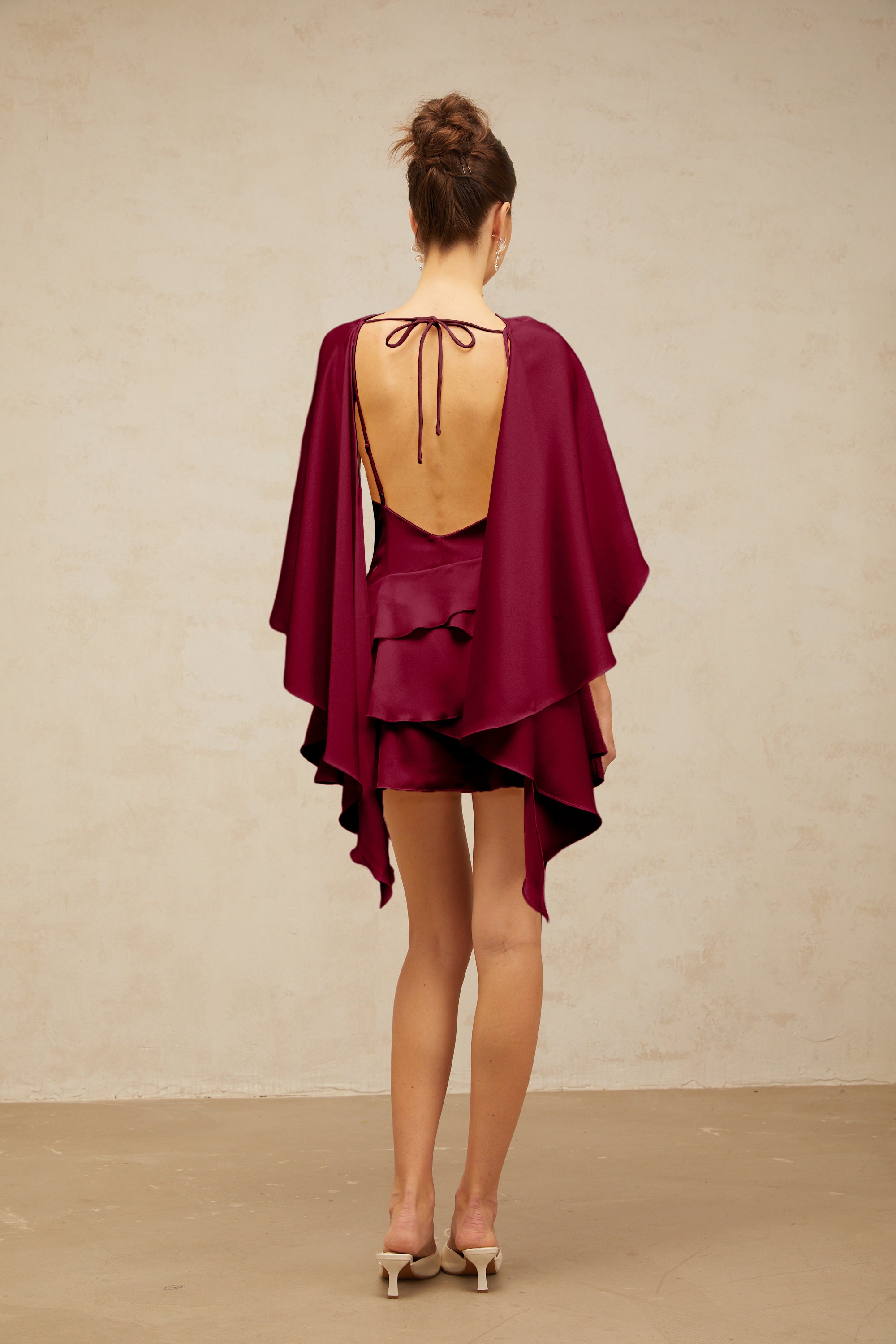 Mini-robe en satin à volants avec empiècement en forme de châle « Lyna », couleur rouge (vente définitive)