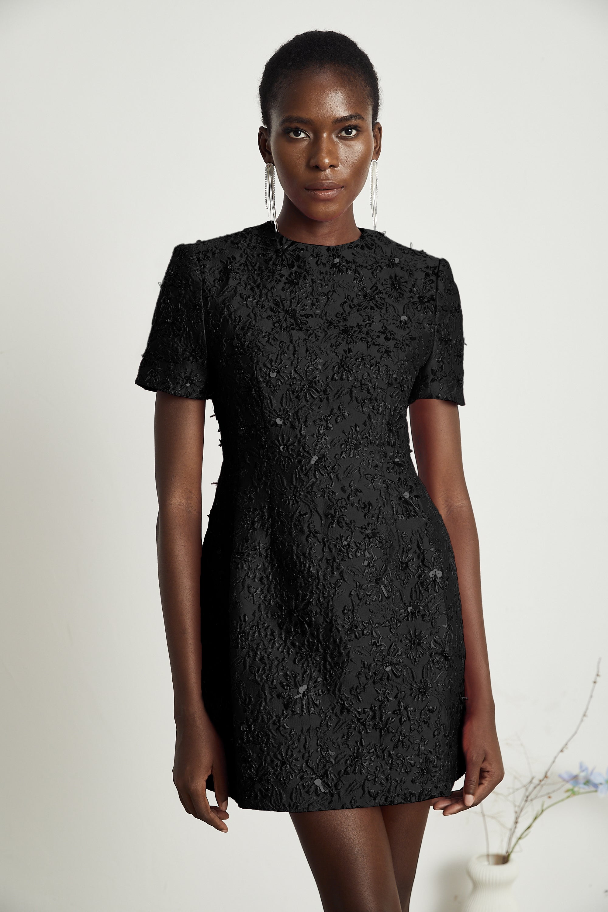 Mini-robe Celestia noire ornée d'appliqués floraux (Vente définitive - États-Unis uniquement)
