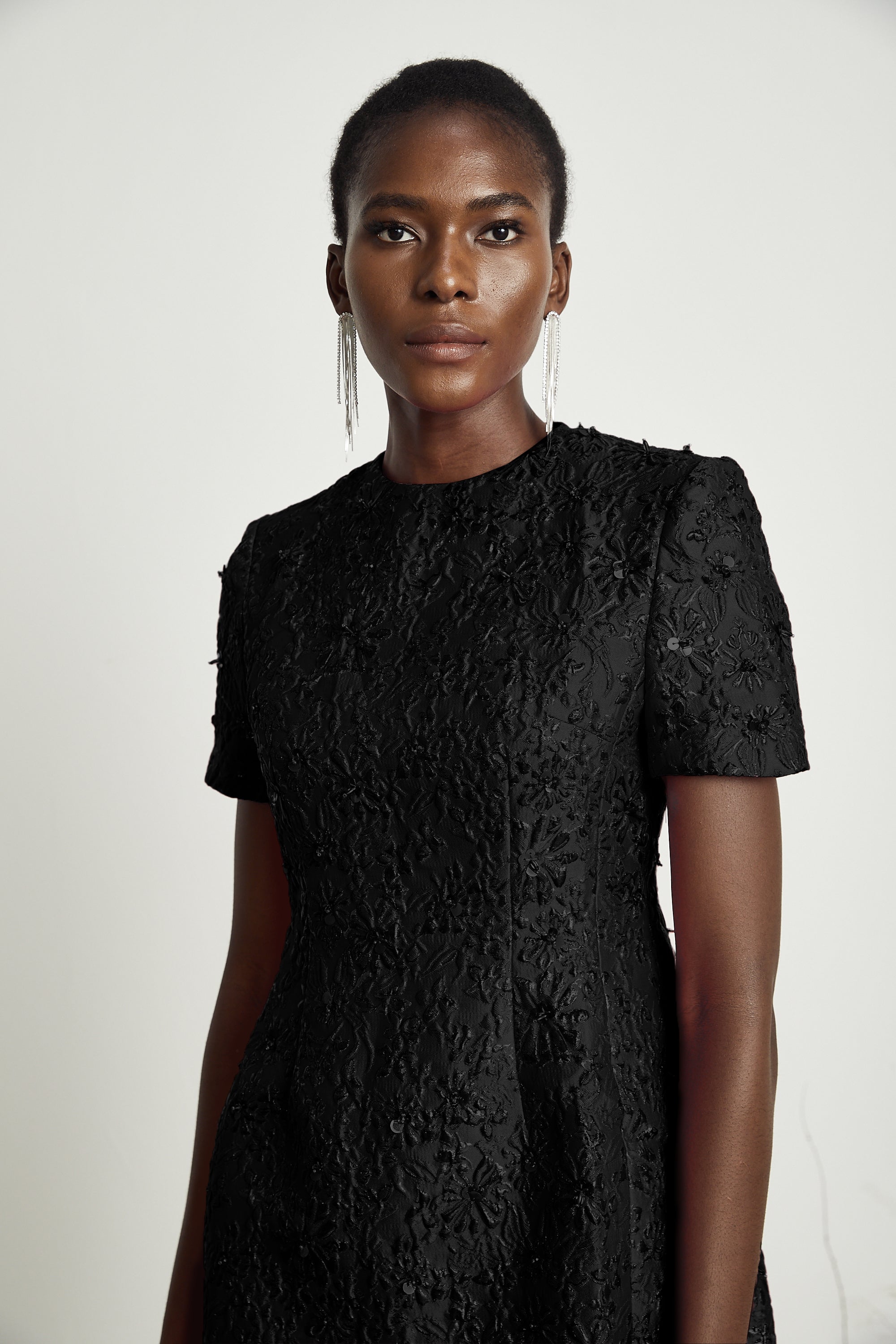 Mini-robe Celestia noire ornée d'appliqués floraux (Vente définitive - États-Unis uniquement)