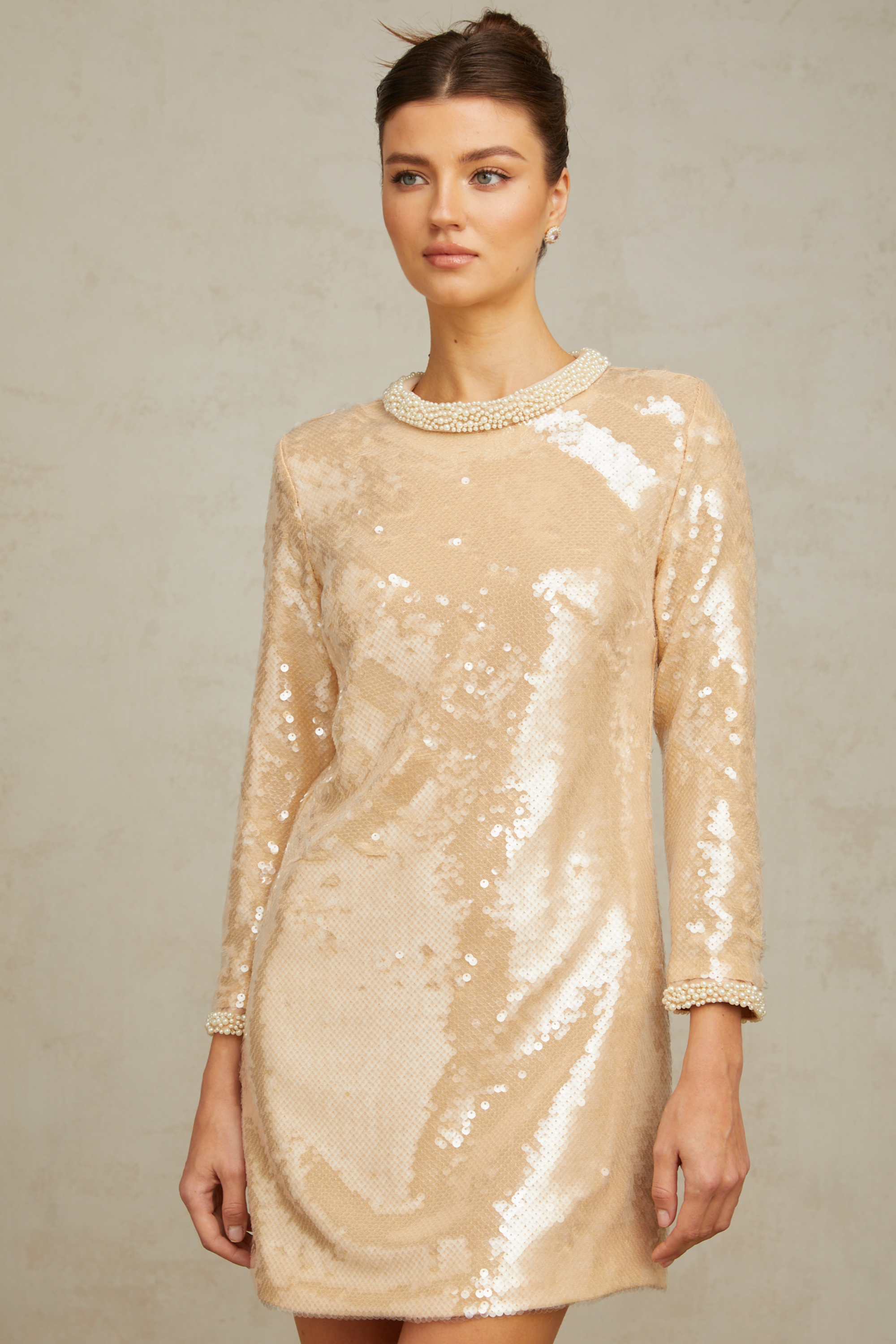 Mini-robe Ornella aux tons neutres, ornée de paillettes imitation perles (Vente définitive - États-Unis uniquement)