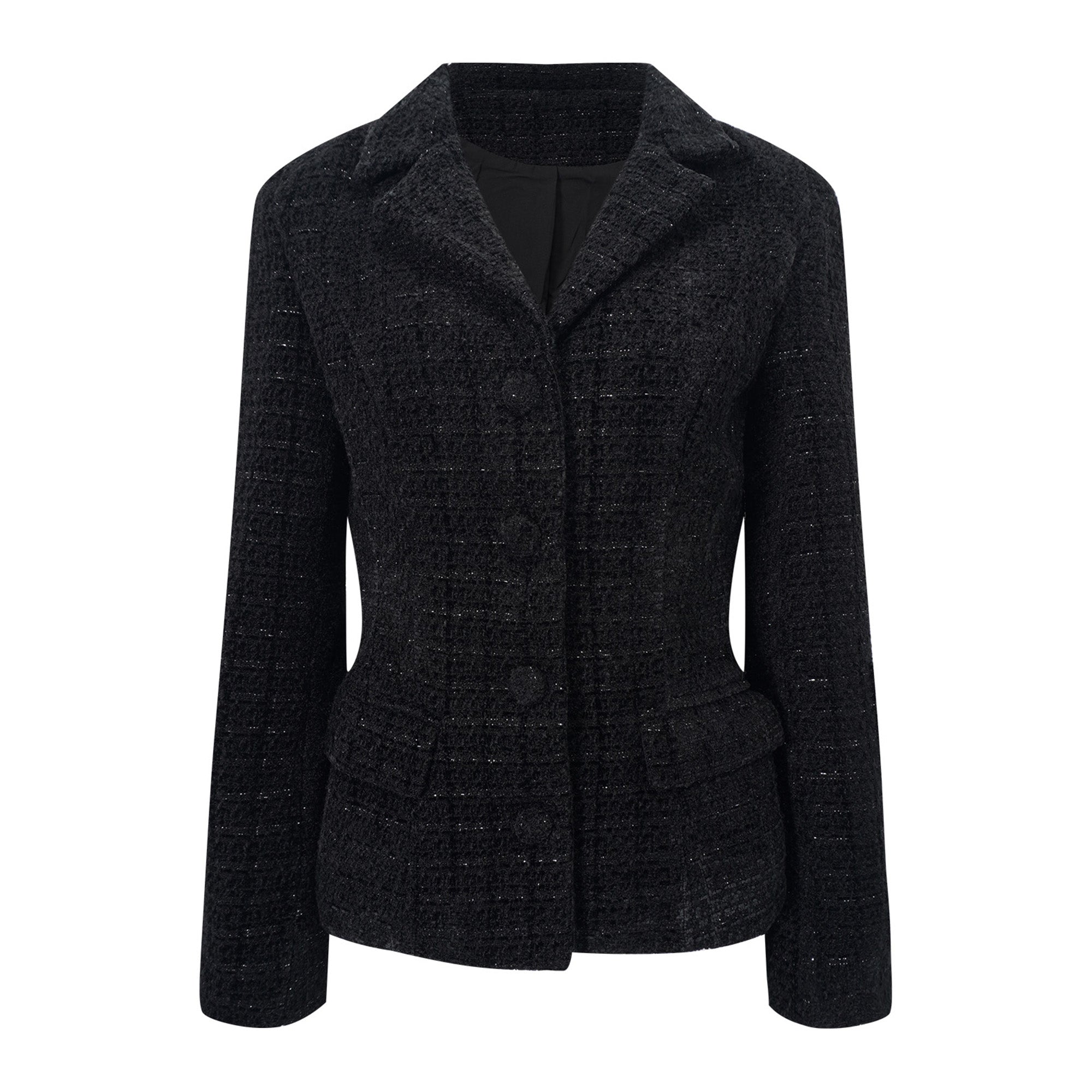 Un blazer noir associé à une jupe longue en satin noir