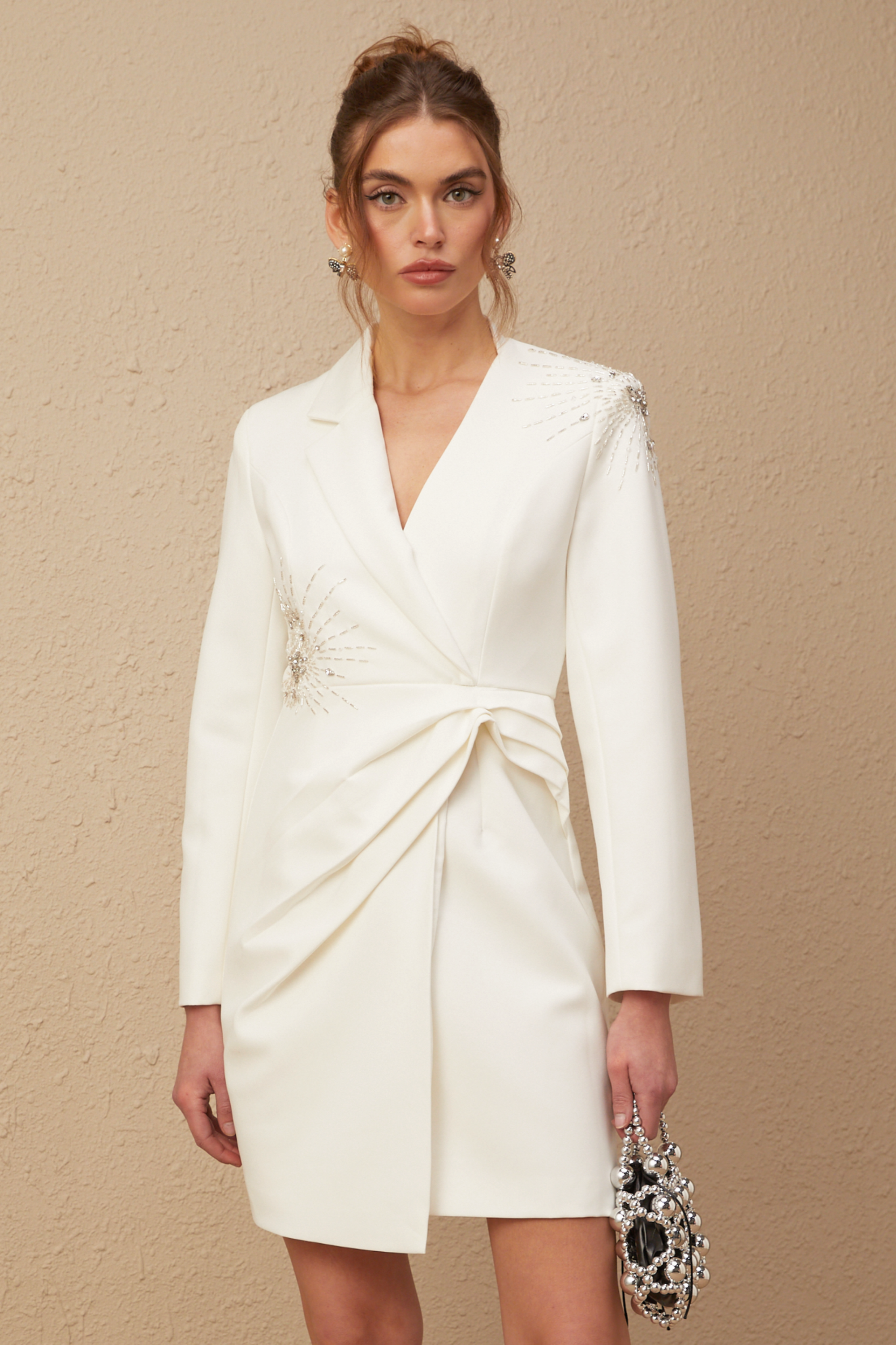 Robe-blazer asymétrique blanche à ornements « Mireille » (Vente définitive – États-Unis uniquement)