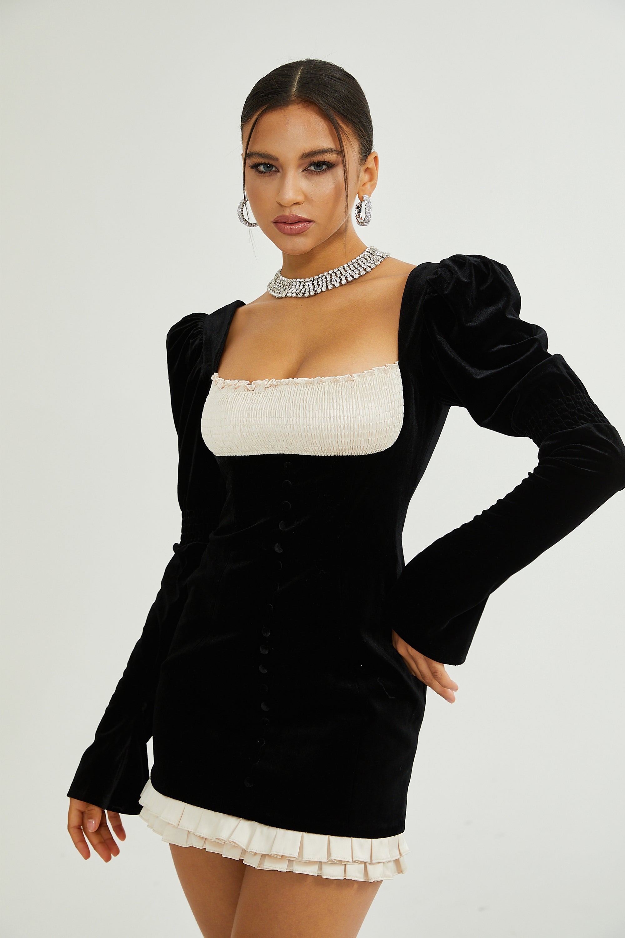 Mini-robe en velours à manches longues Coralie (Vente définitive - États-Unis uniquement)