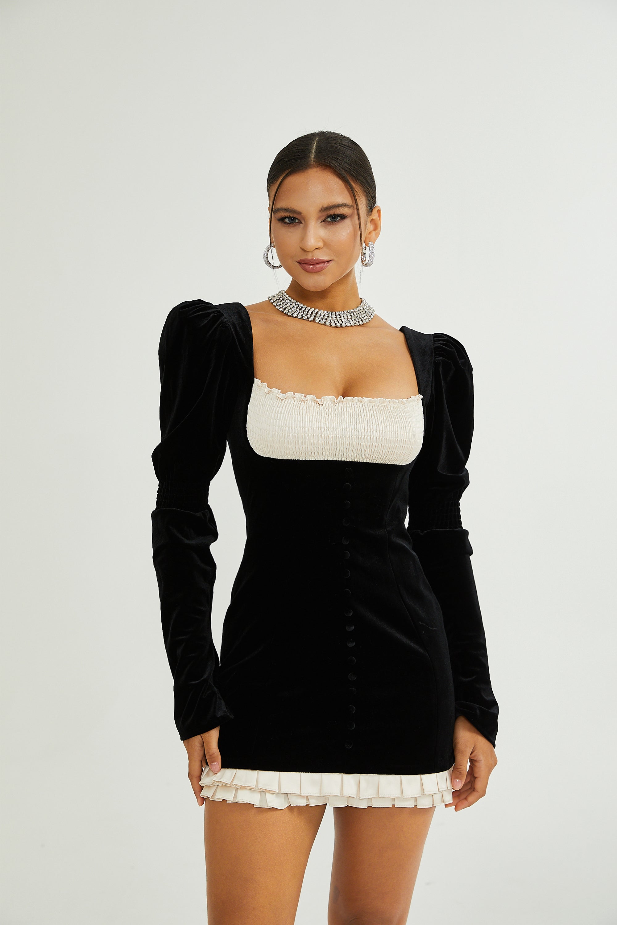 Mini-robe en velours à manches longues Coralie (Vente définitive - États-Unis uniquement)