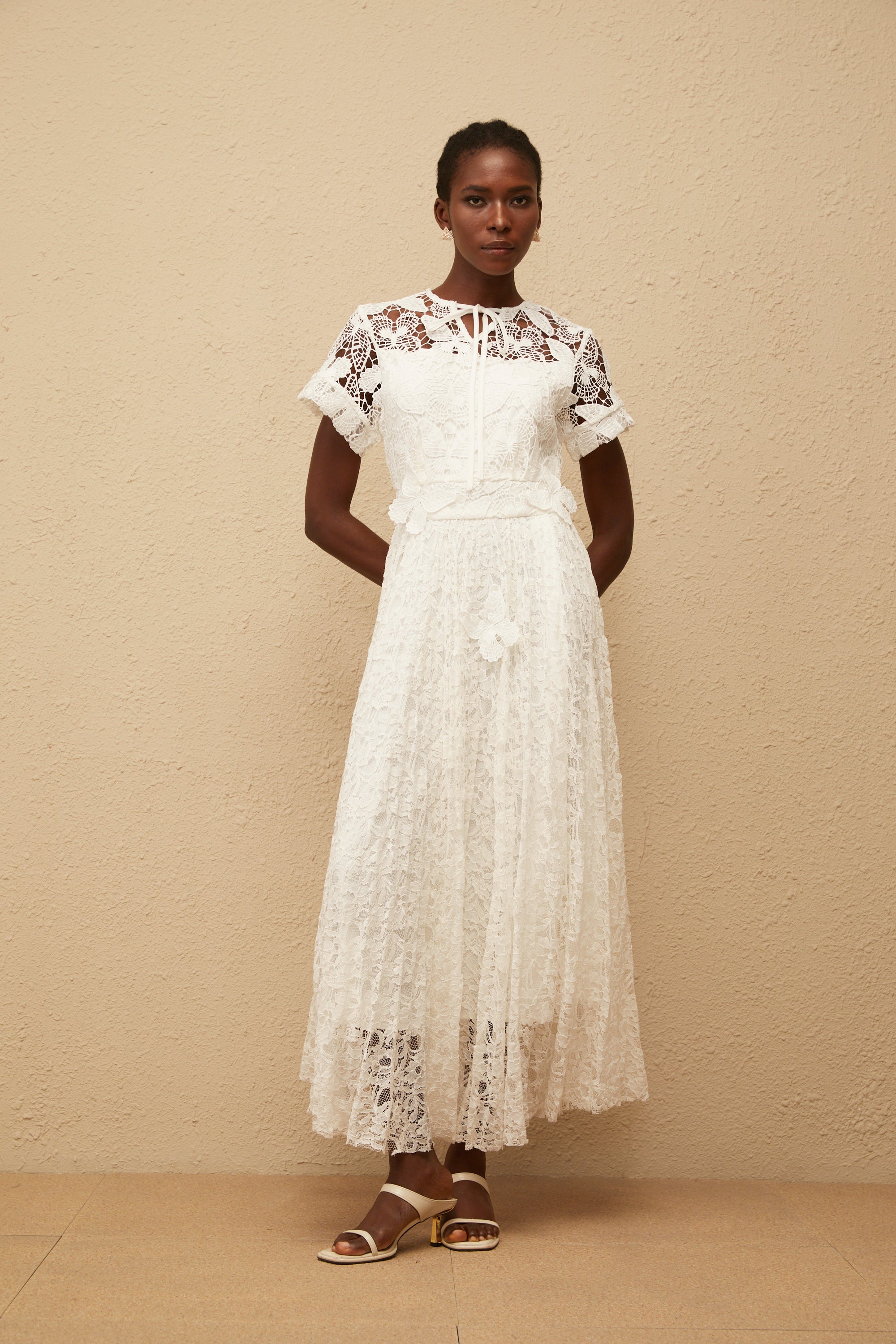 Robe longue en dentelle avec application « Victoire White Butterfly » (Vente définitive – États-Unis uniquement)