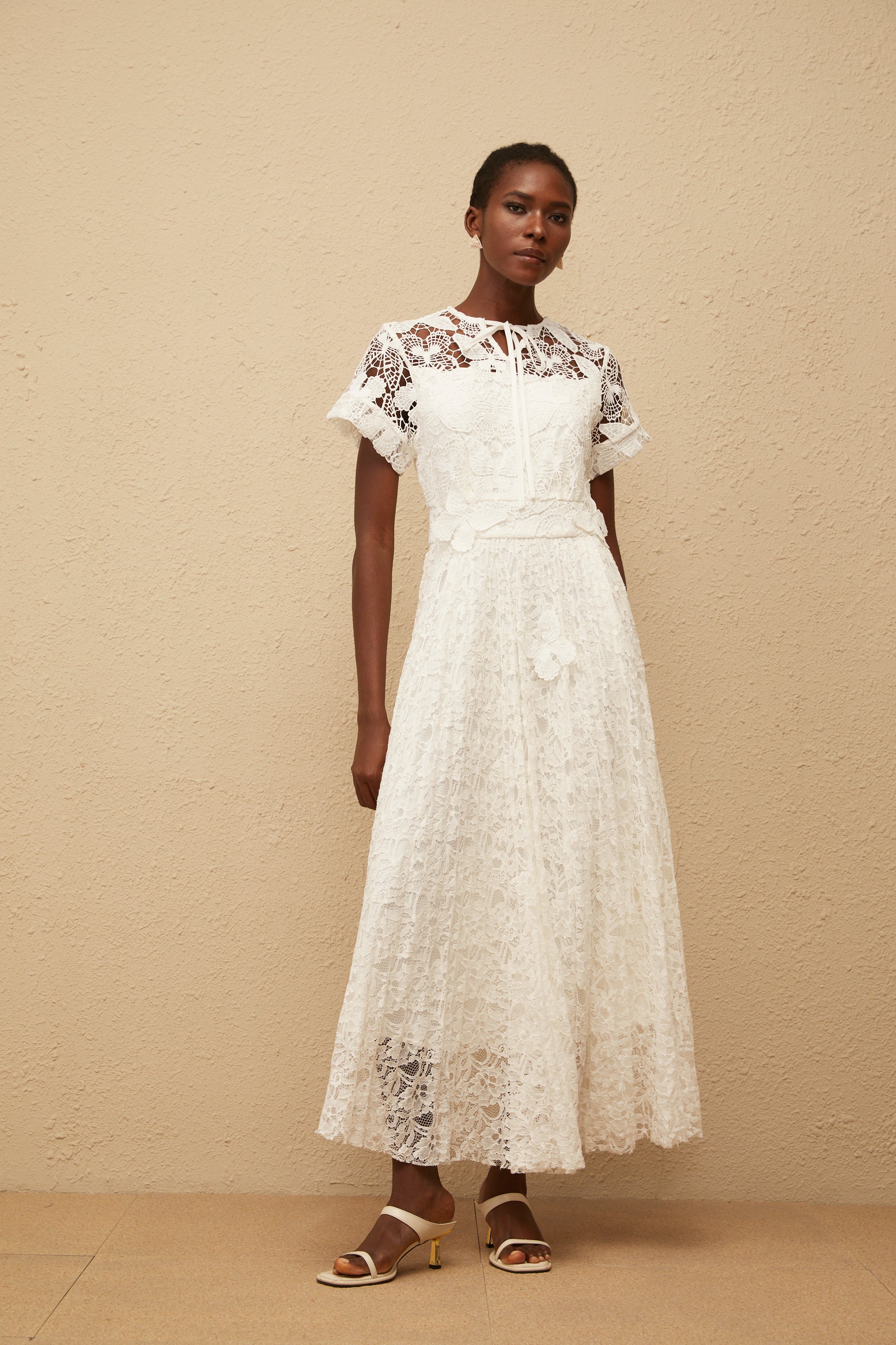 Robe longue en dentelle avec application « Victoire White Butterfly » (Vente définitive – États-Unis uniquement)