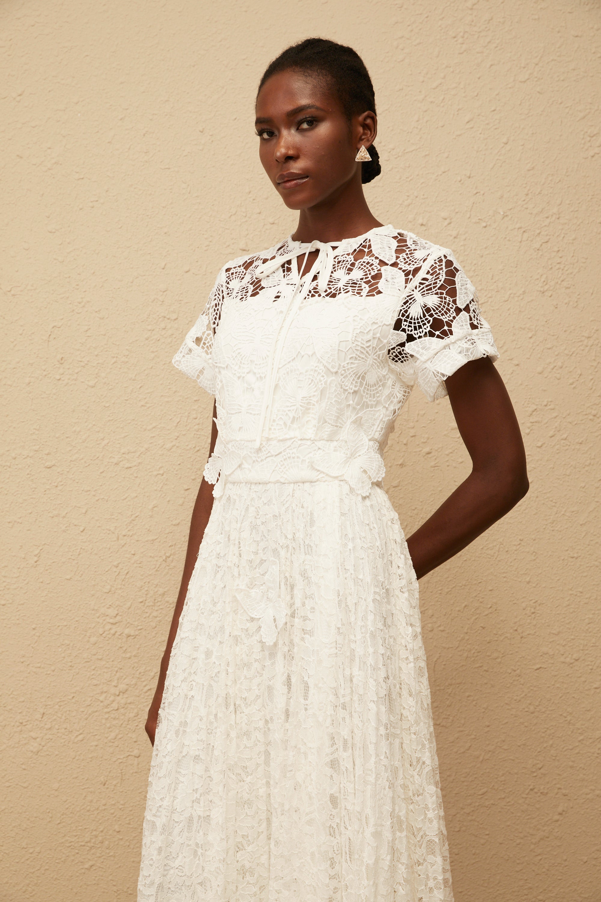 Robe longue en dentelle avec application « Victoire White Butterfly » (Vente définitive – États-Unis uniquement)