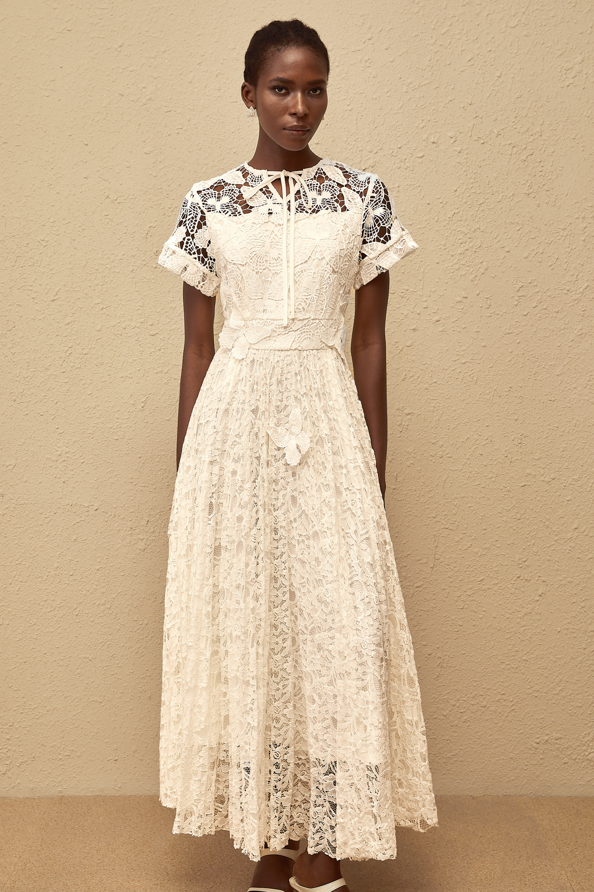 Robe longue en dentelle avec application « Victoire White Butterfly » (Vente définitive – États-Unis uniquement)
