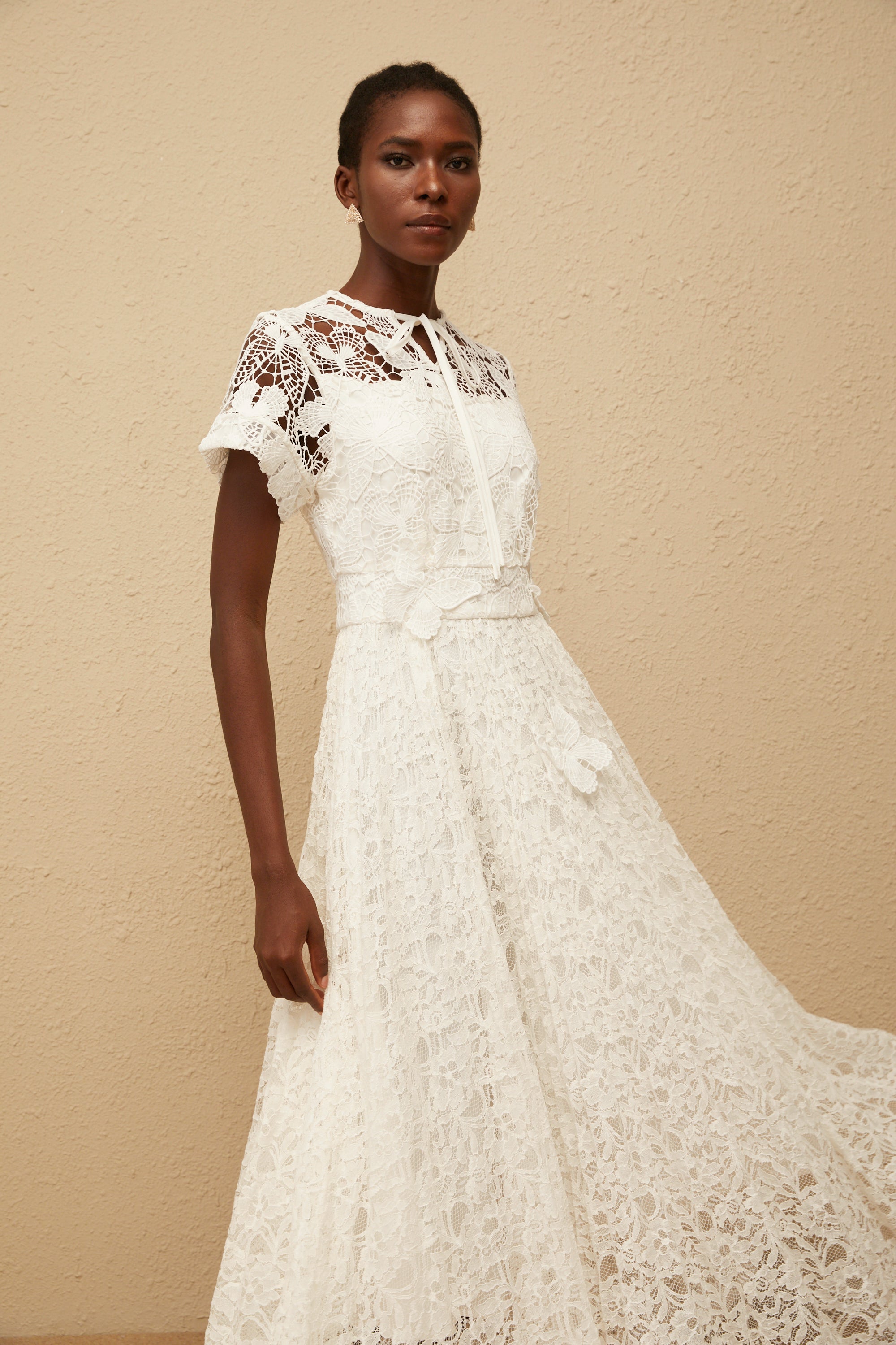 Robe longue en dentelle avec application « Victoire White Butterfly » (Vente définitive – États-Unis uniquement)