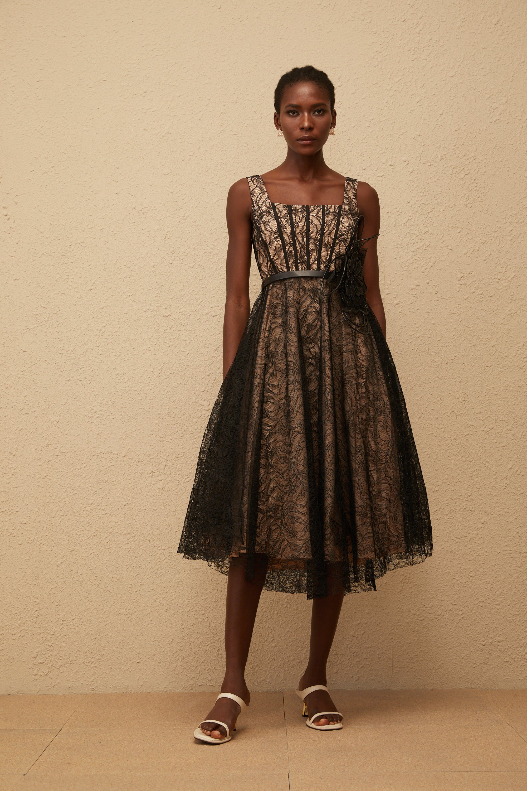 Robe mi-longue en dentelle à fleurs noire Sandrine (Vente définitive - États-Unis uniquement)
