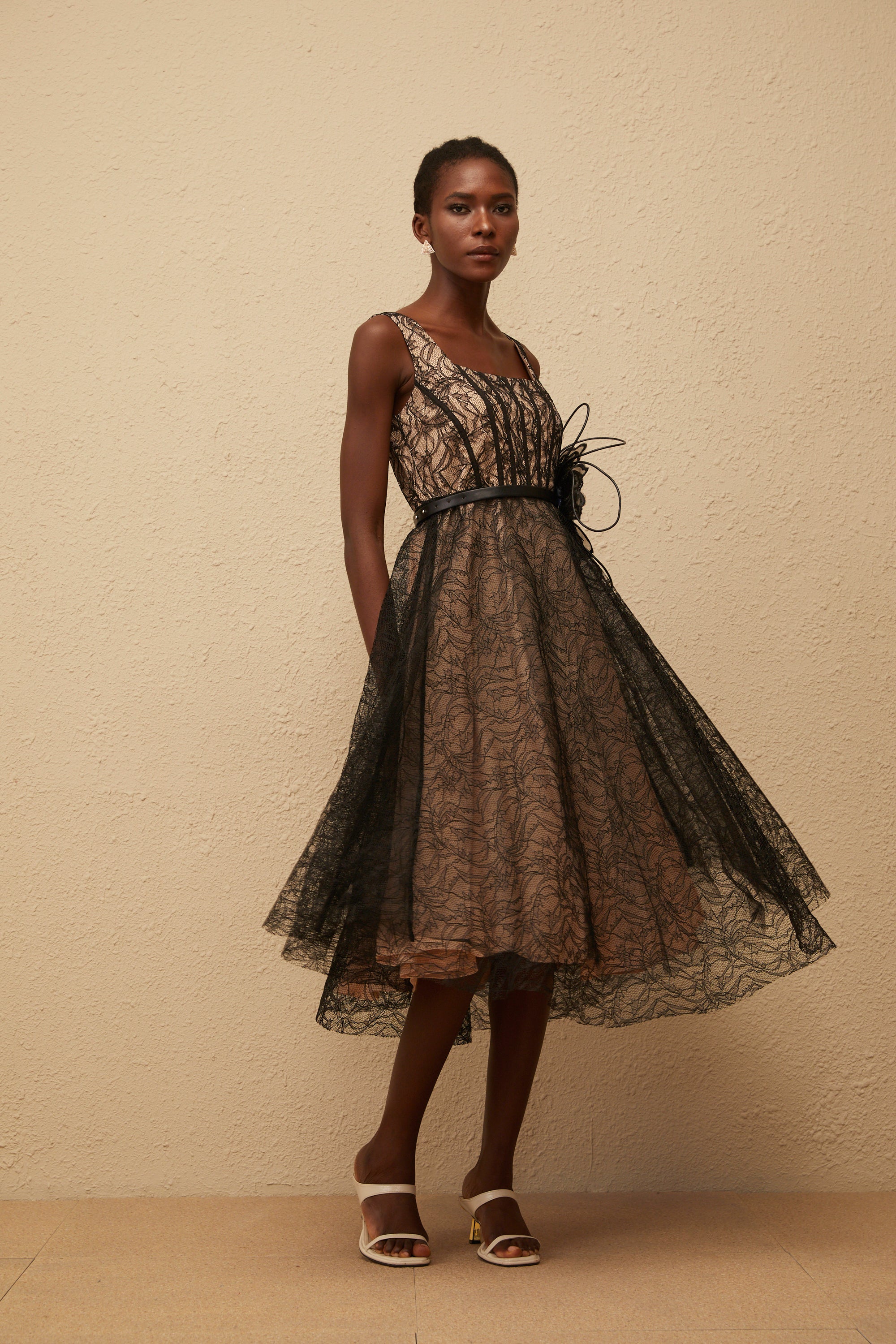 Robe mi-longue en dentelle à fleurs noire Sandrine (Vente définitive - États-Unis uniquement)