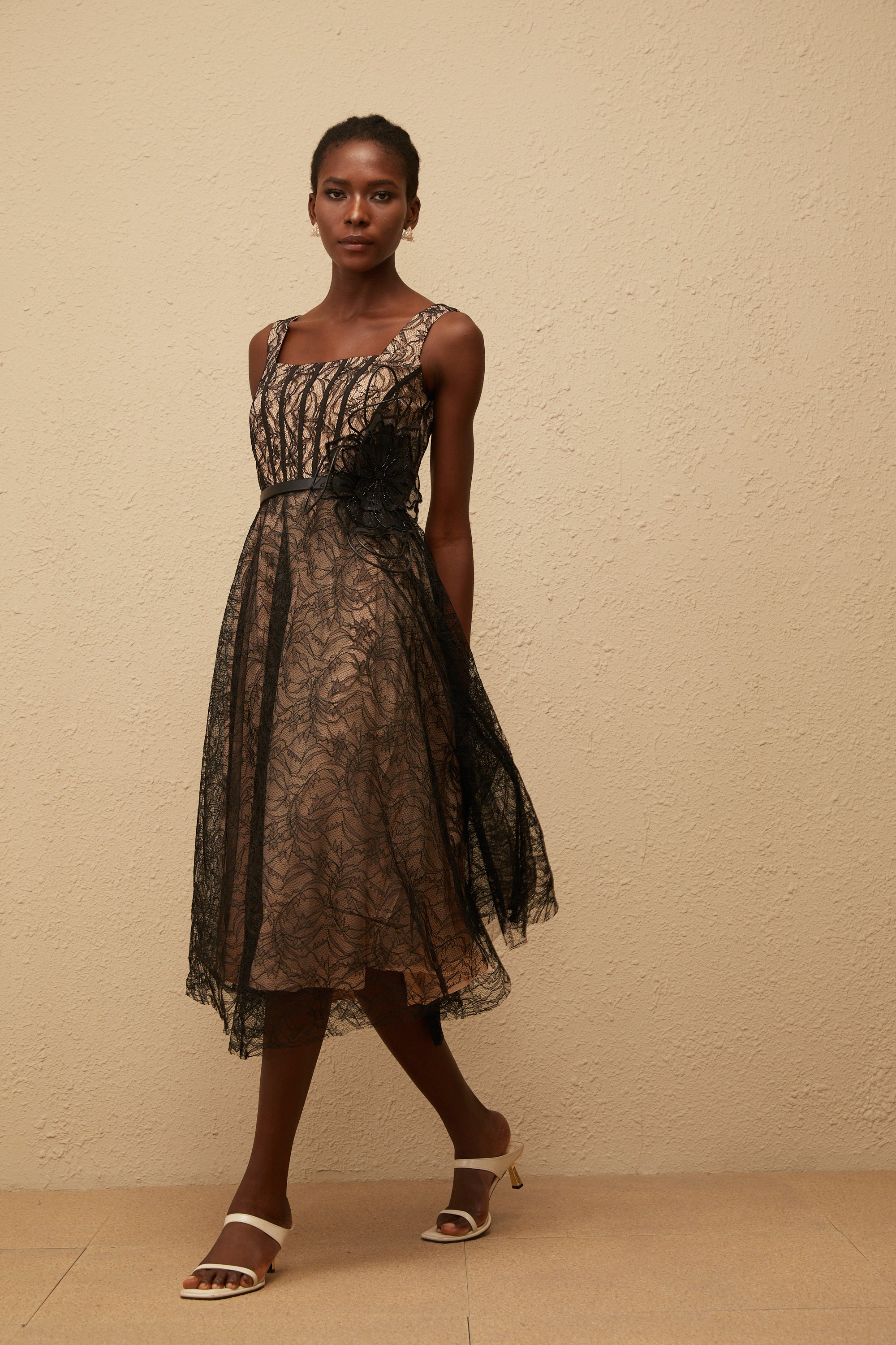 Robe mi-longue en dentelle à fleurs noire Sandrine (Vente définitive - États-Unis uniquement)