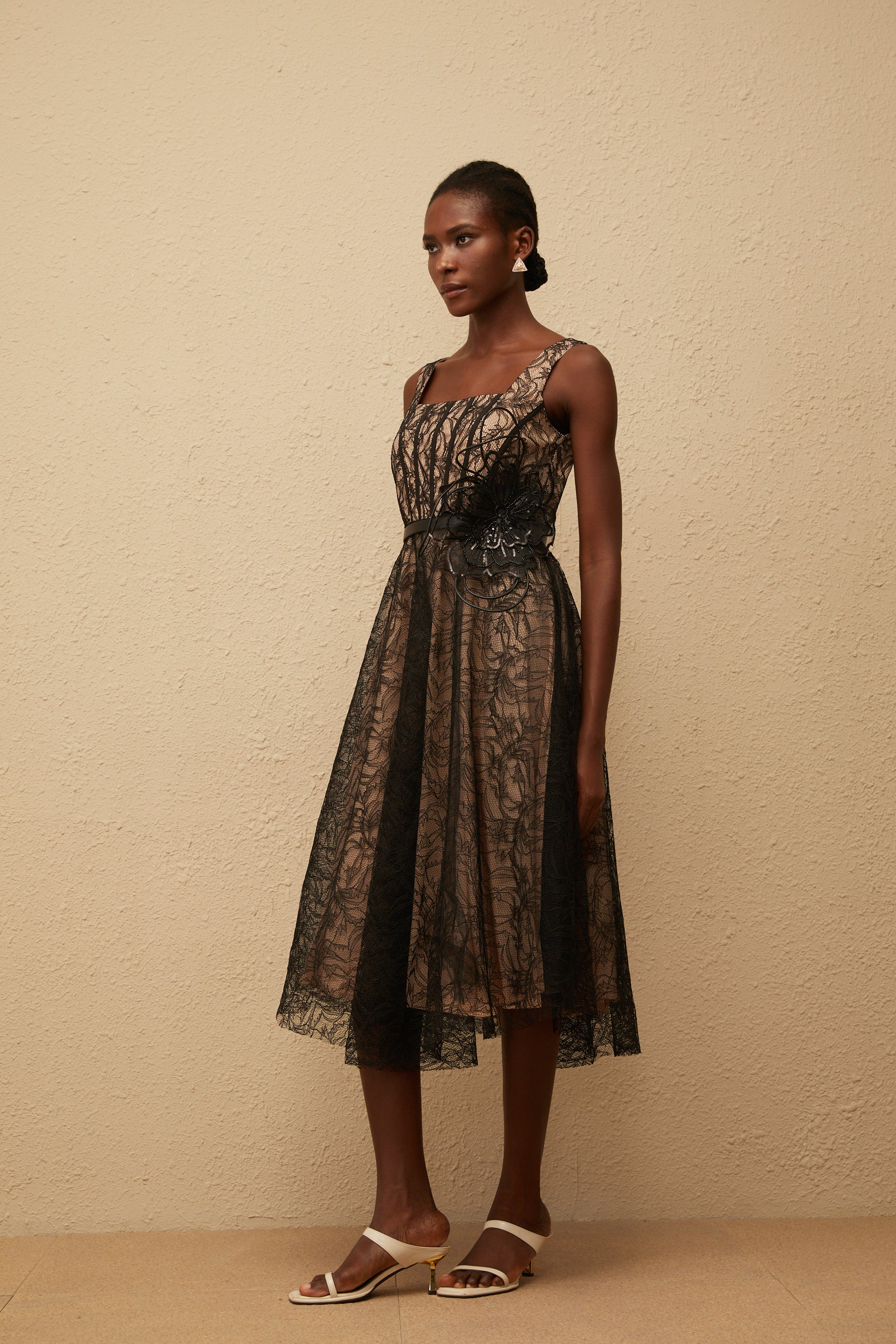 Robe mi-longue en dentelle à fleurs noire Sandrine (Vente définitive - États-Unis uniquement)