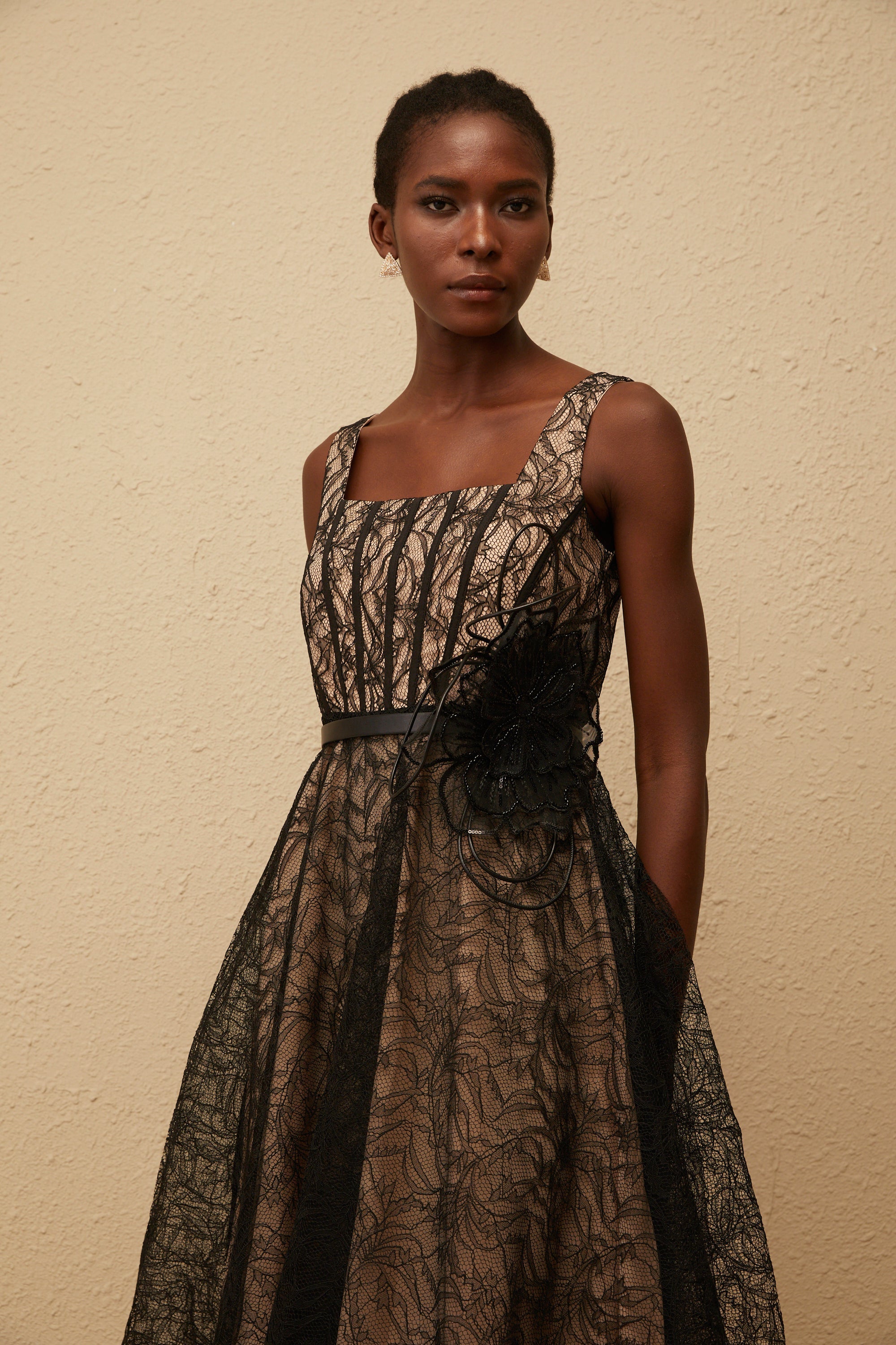 Robe mi-longue en dentelle à fleurs noire Sandrine (Vente définitive - États-Unis uniquement)