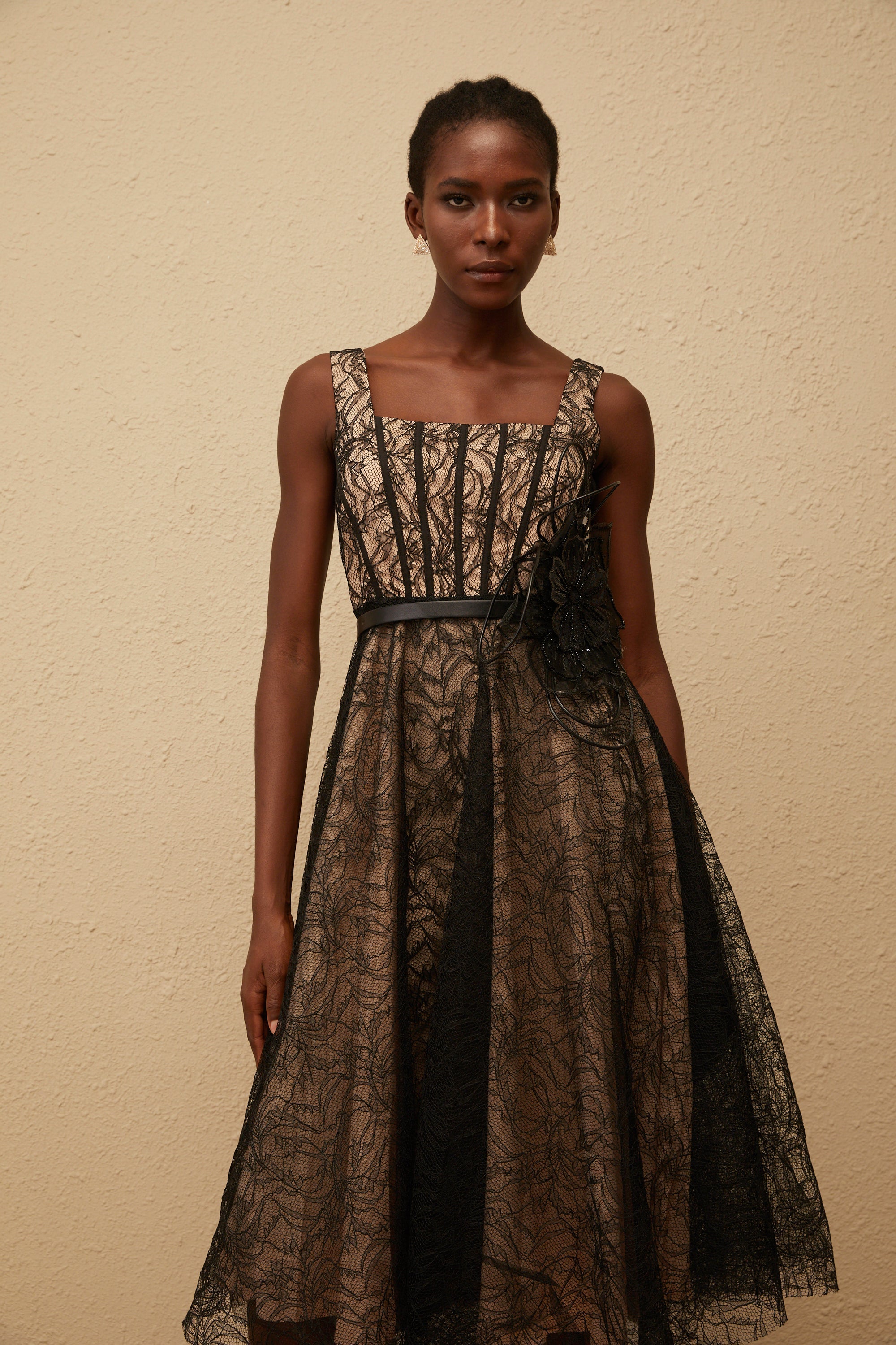 Robe mi-longue en dentelle à fleurs noire Sandrine (Vente définitive - États-Unis uniquement)