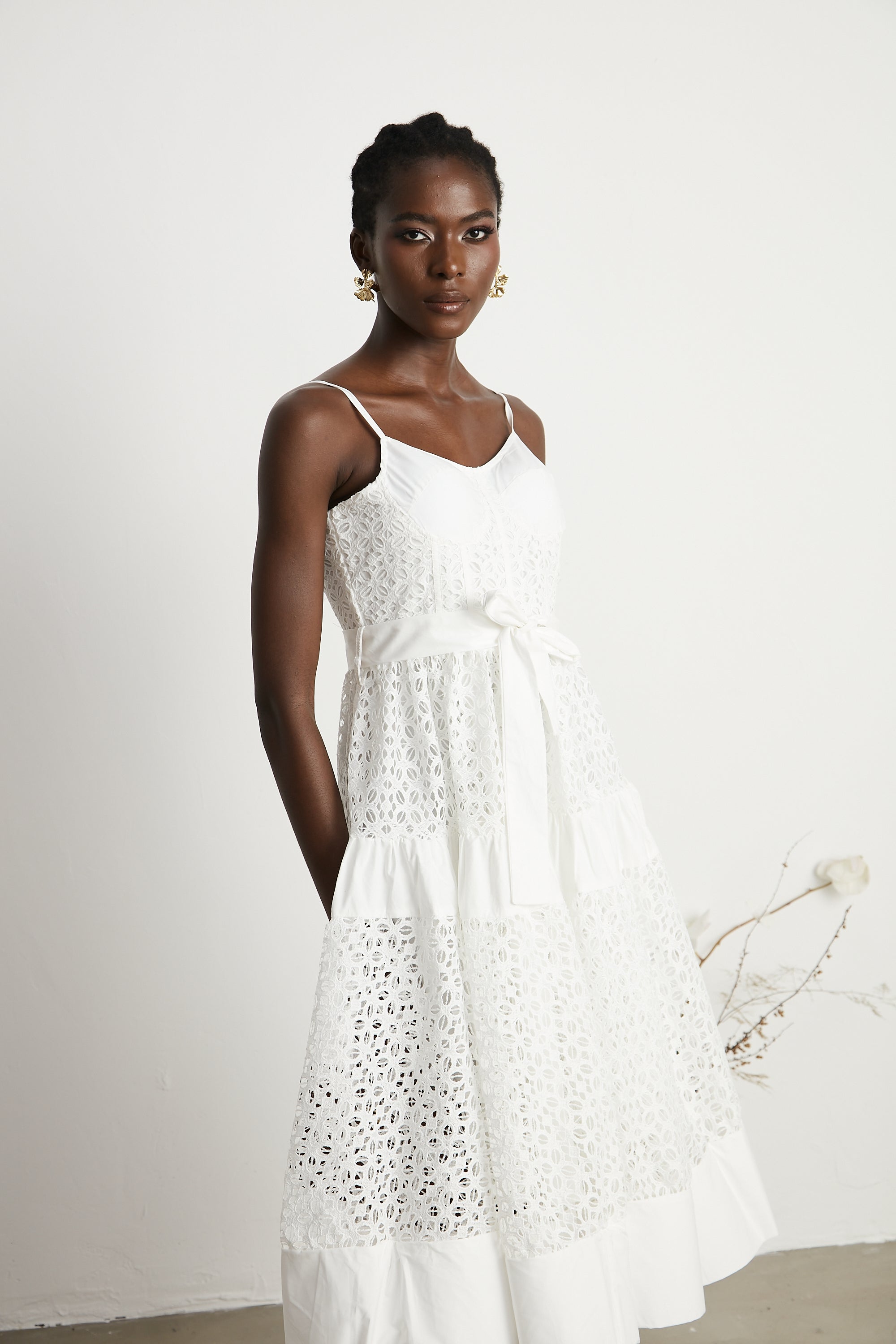 Robe midi en coton à découpes et ceinture Catriona (Vente définitive - États-Unis uniquement)