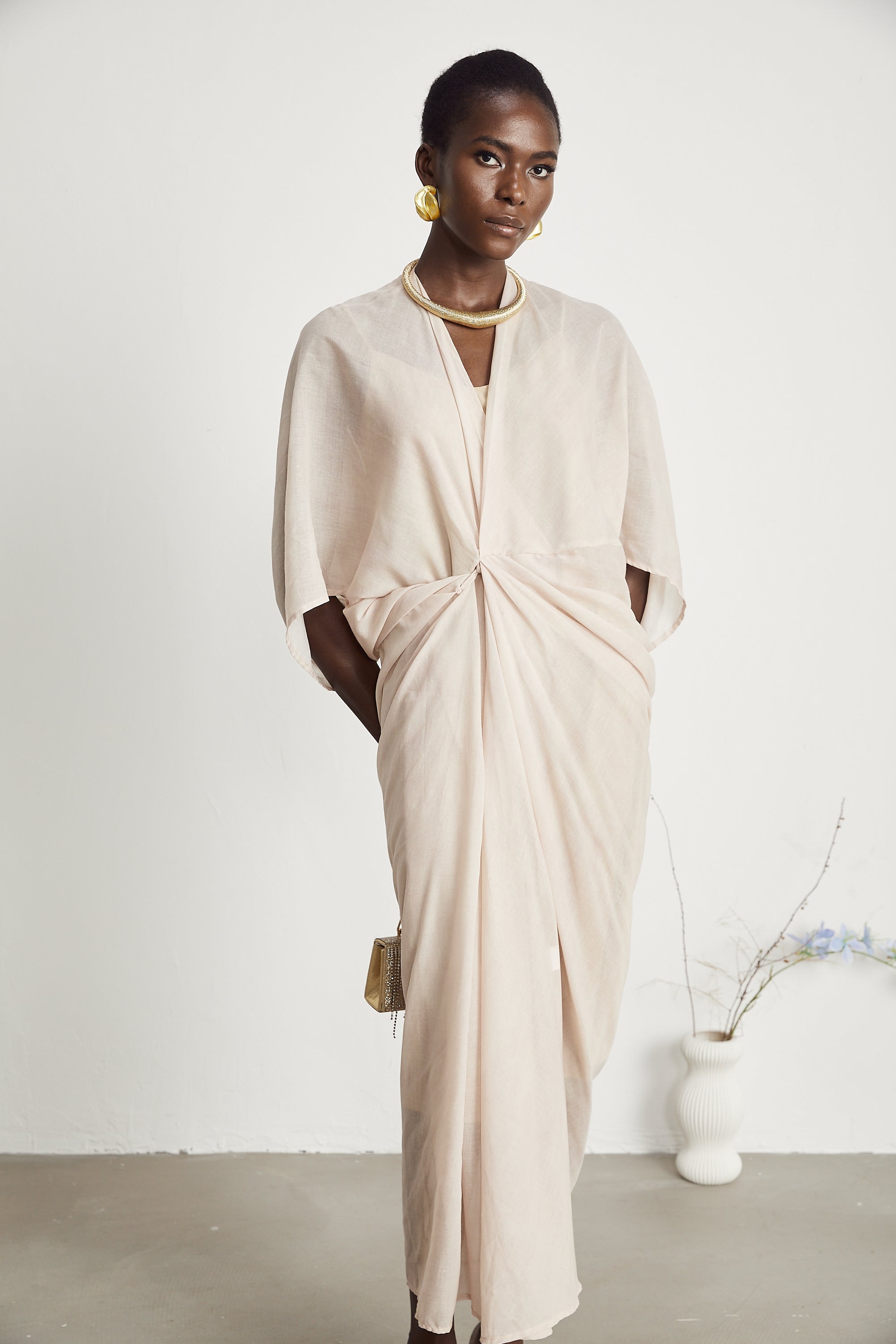Robe midi semi-transparente à col en V Solène (Vente définitive - États-Unis uniquement)