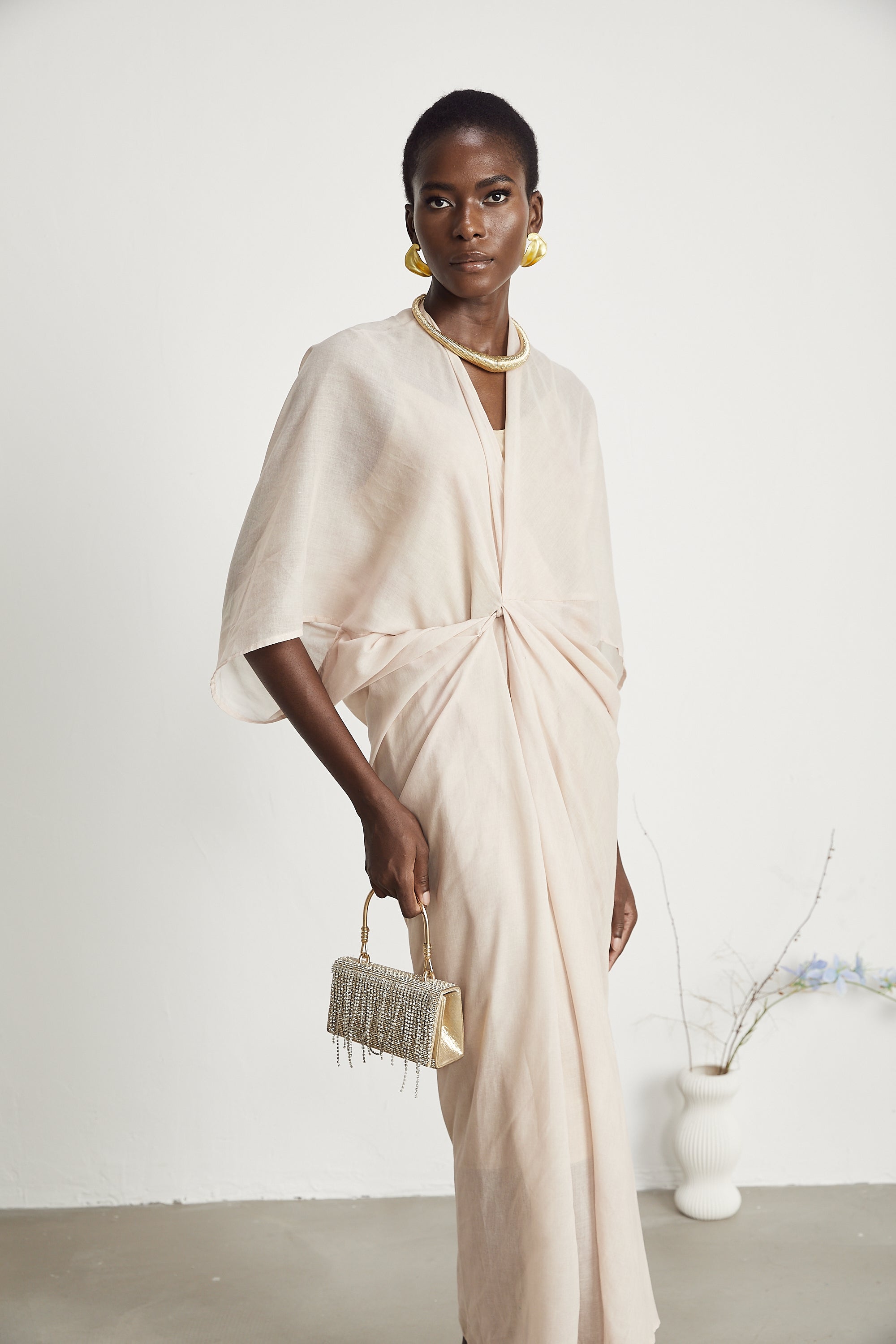 Robe midi semi-transparente à col en V Solène (Vente définitive - États-Unis uniquement)