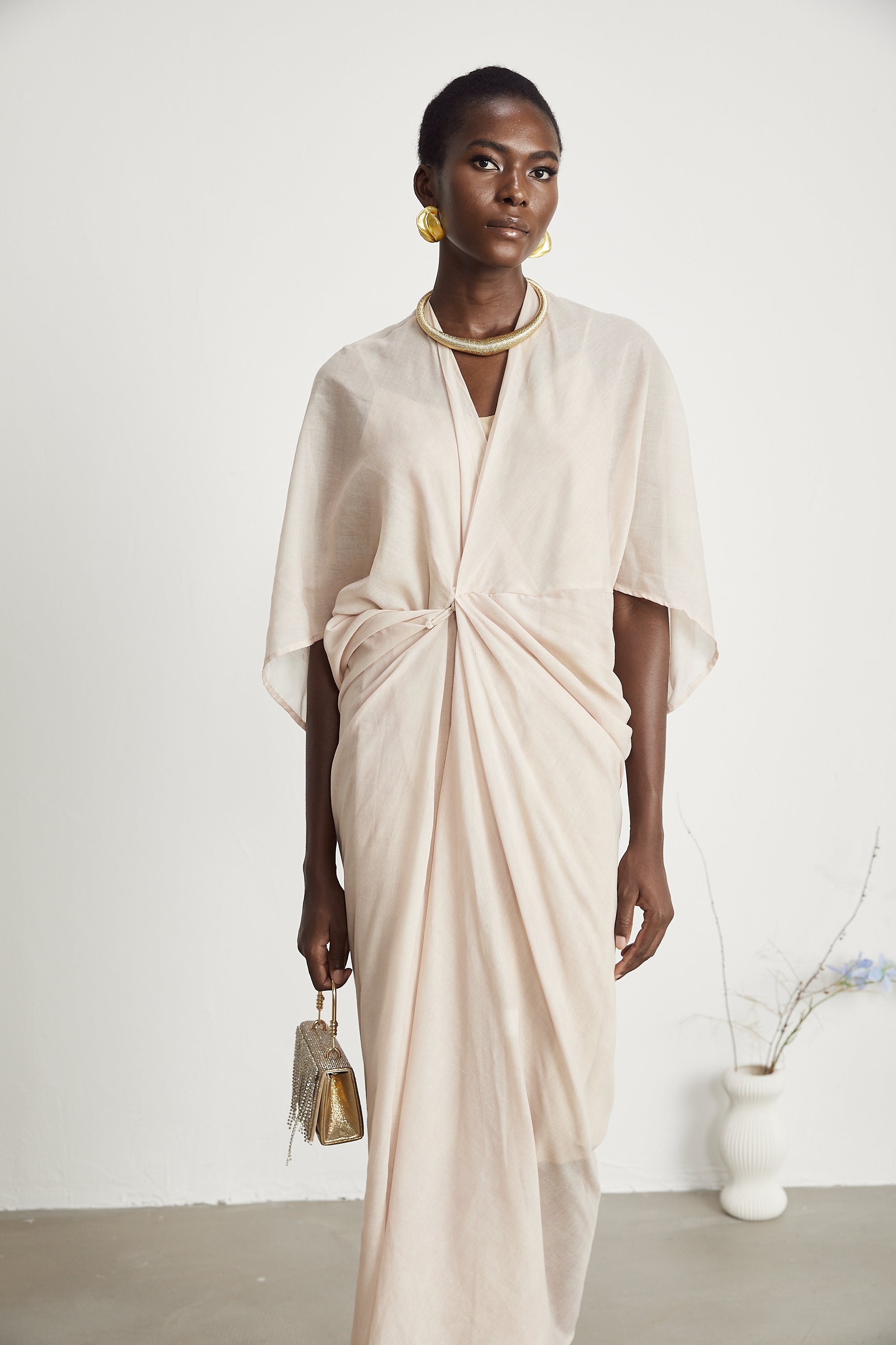 Robe midi semi-transparente à col en V Solène (Vente définitive - États-Unis uniquement)