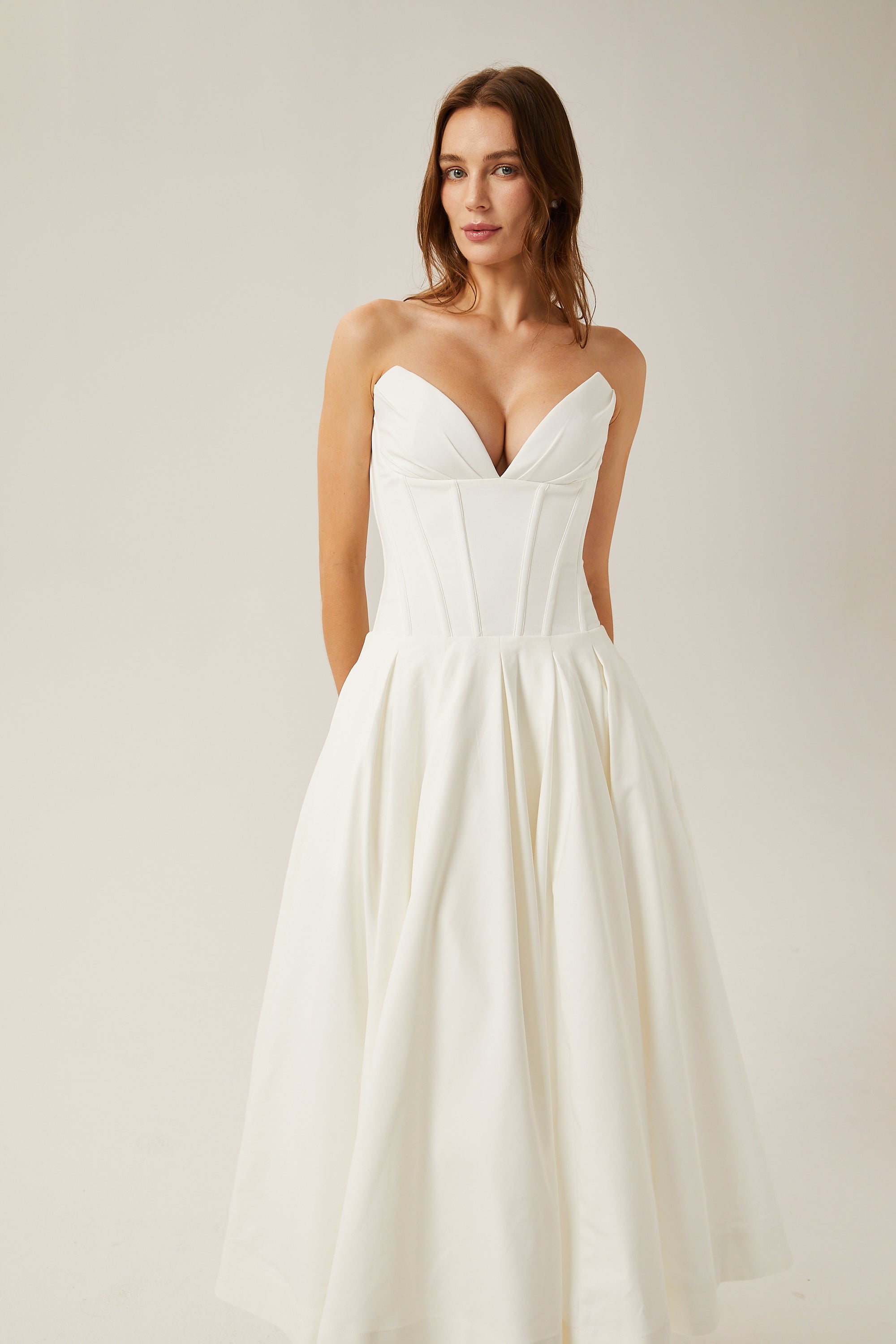 Robe mi-longue corsetée à épaules dénudées Katherine, couleur blanche (Vente définitive - États-Unis uniquement)
