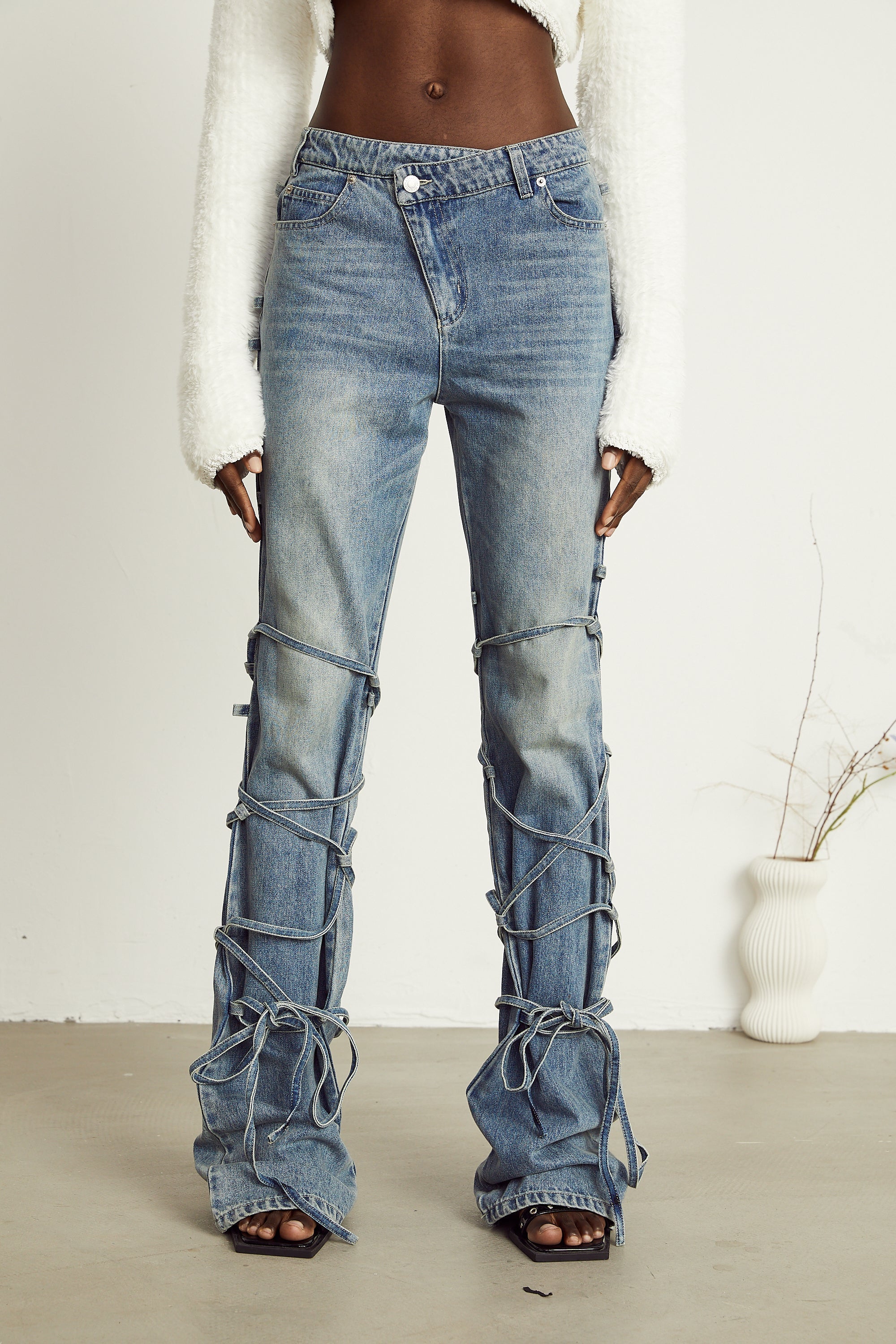 Géraldine strap-detail jeans (Final Sale)