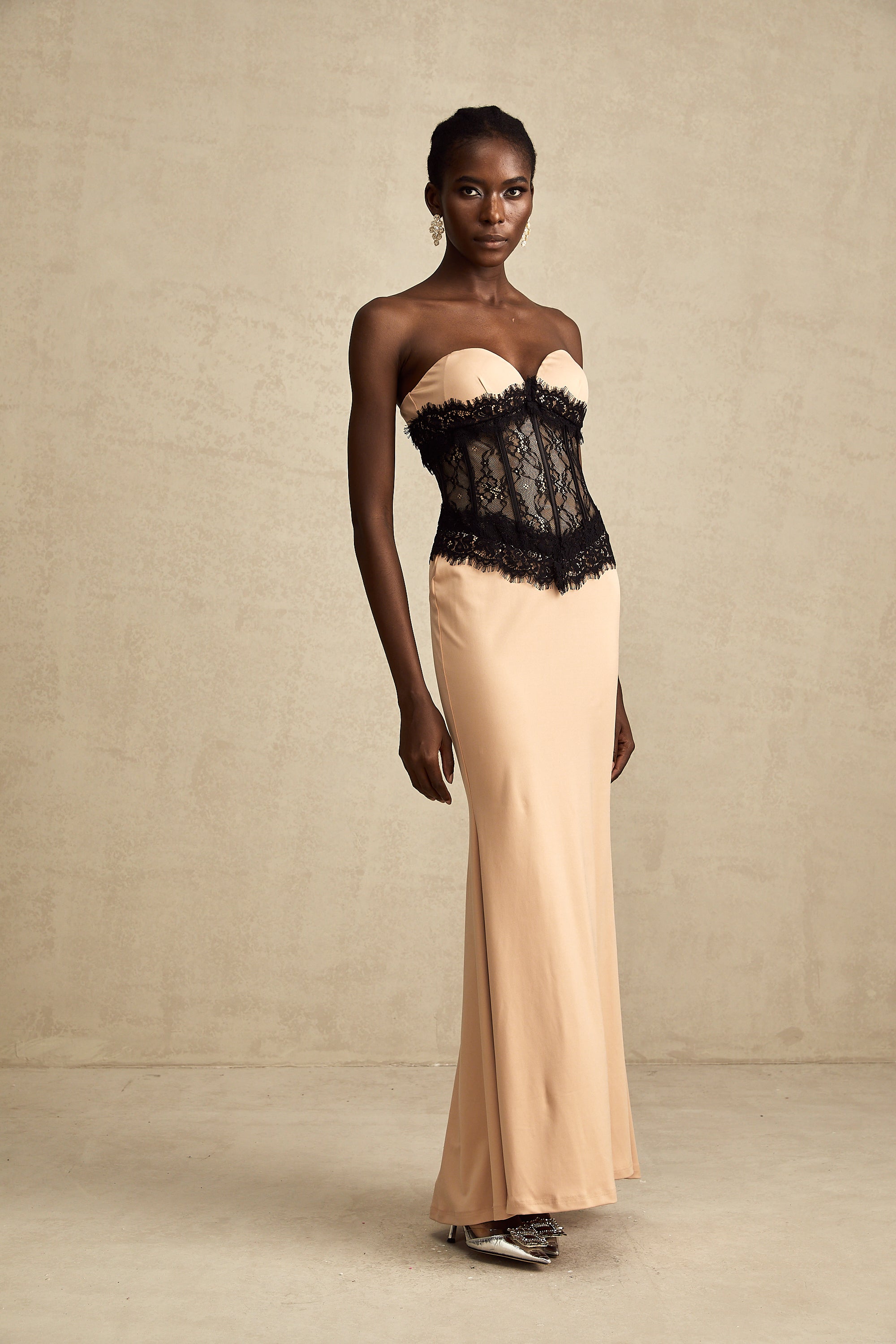 Robe longue corset à épaules dénudées avec empiècements en dentelle Delphine