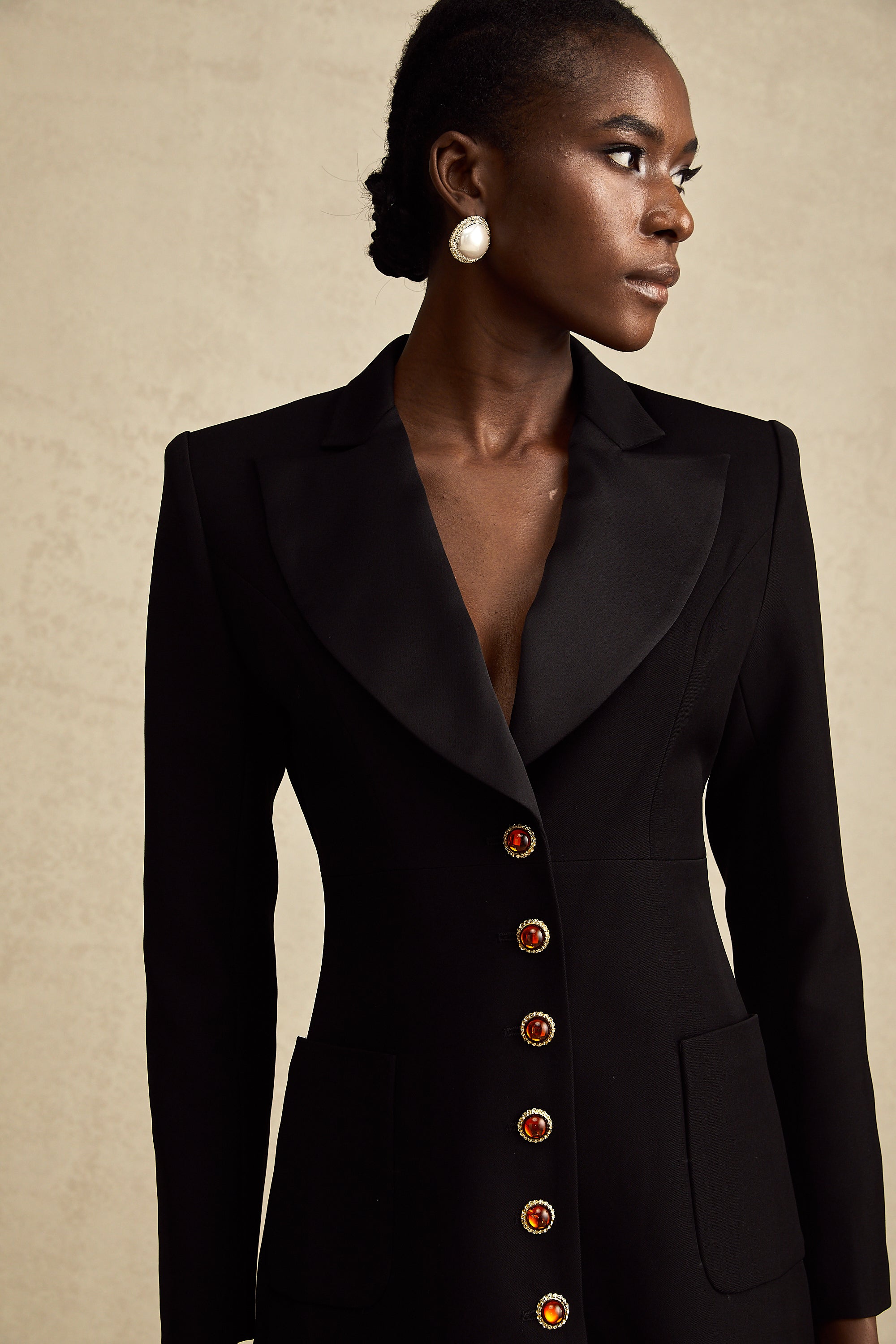 Robe-blazer « Aurore » noire à simple boutonnage (Vente définitive)