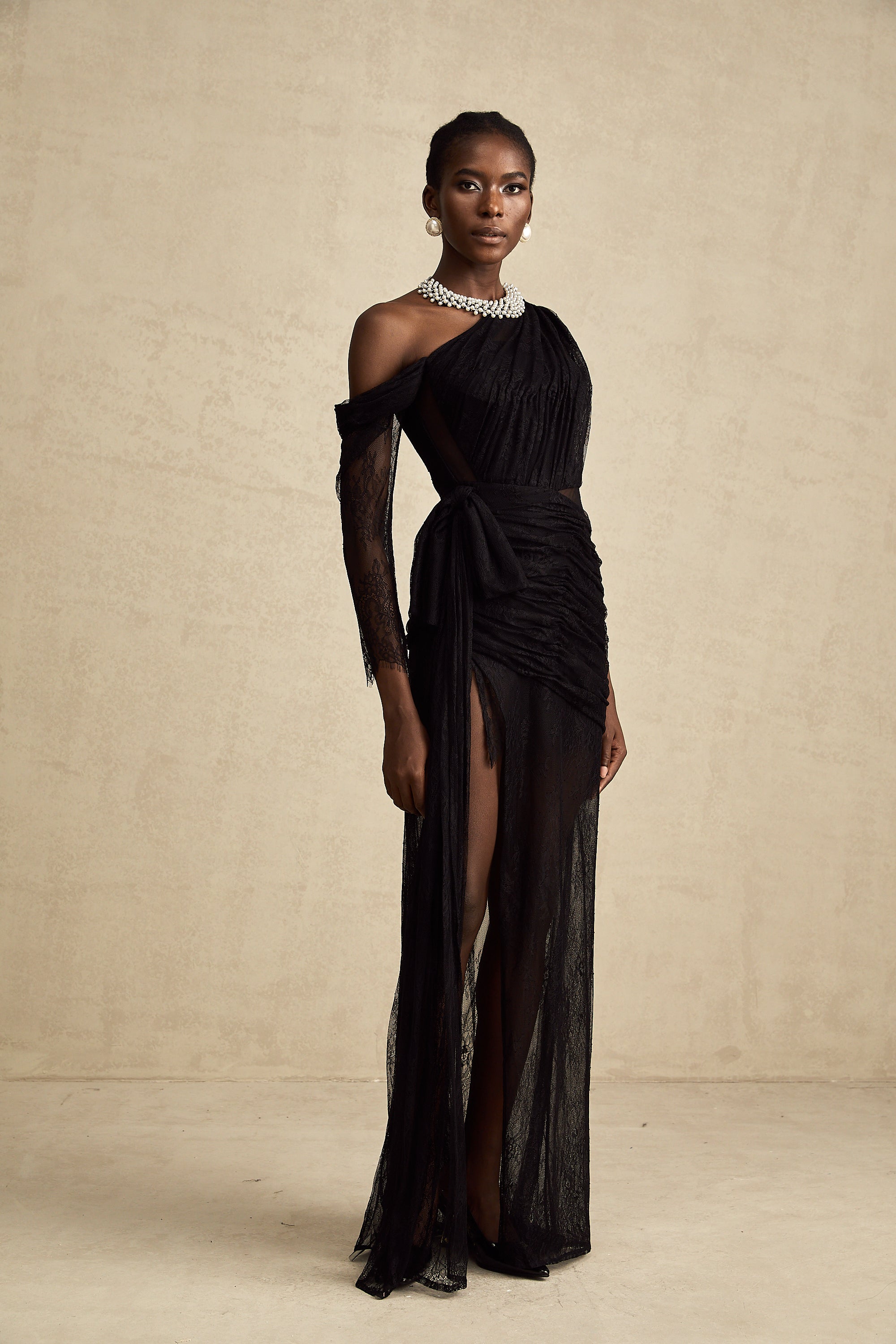 Robe longue noire asymétrique en dentelle, avec fronces et fente haute sur la jambe