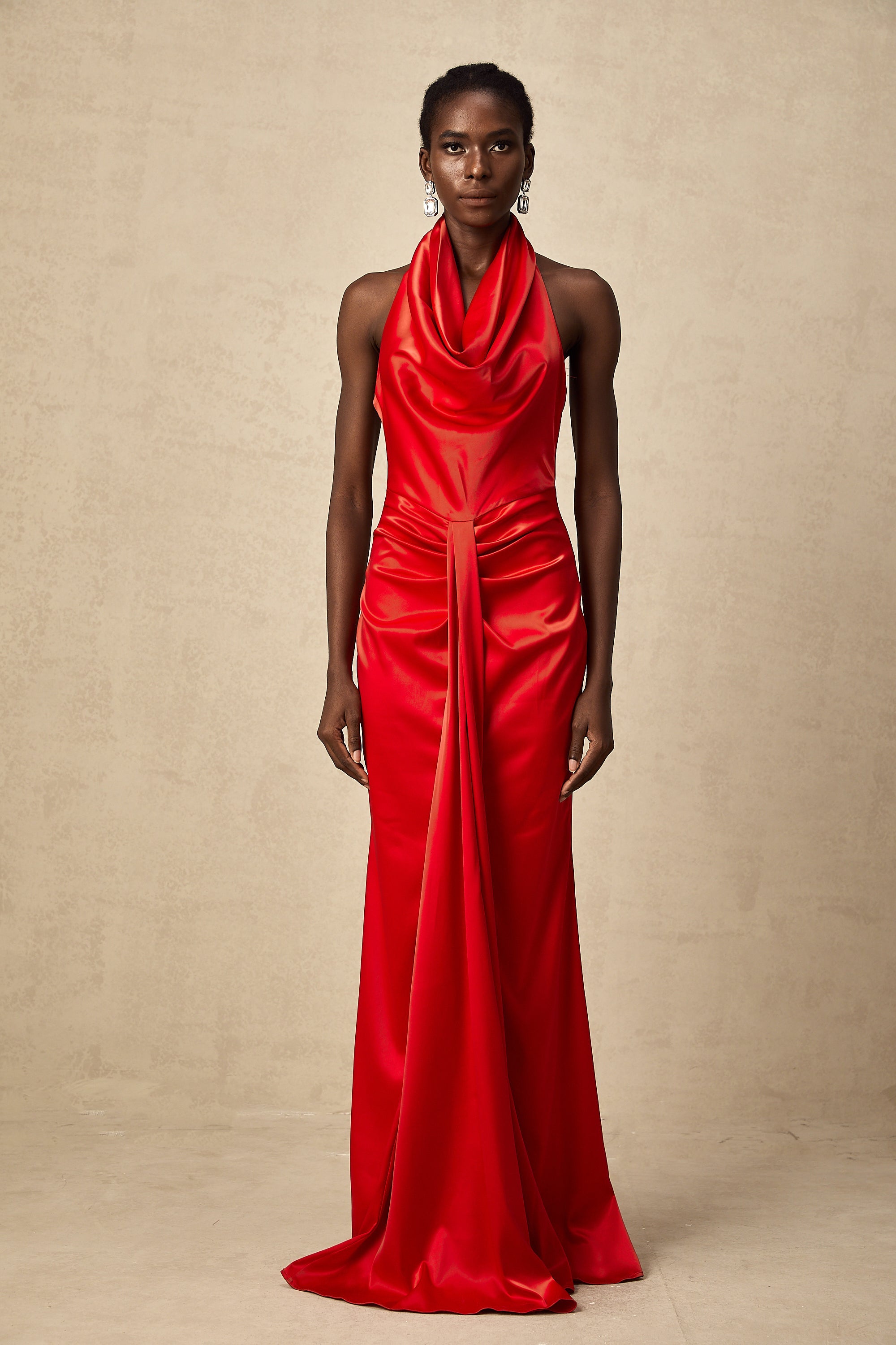 Robe longue drapée en satin rouge Alix à dos nu (Vente définitive - États-Unis uniquement)
