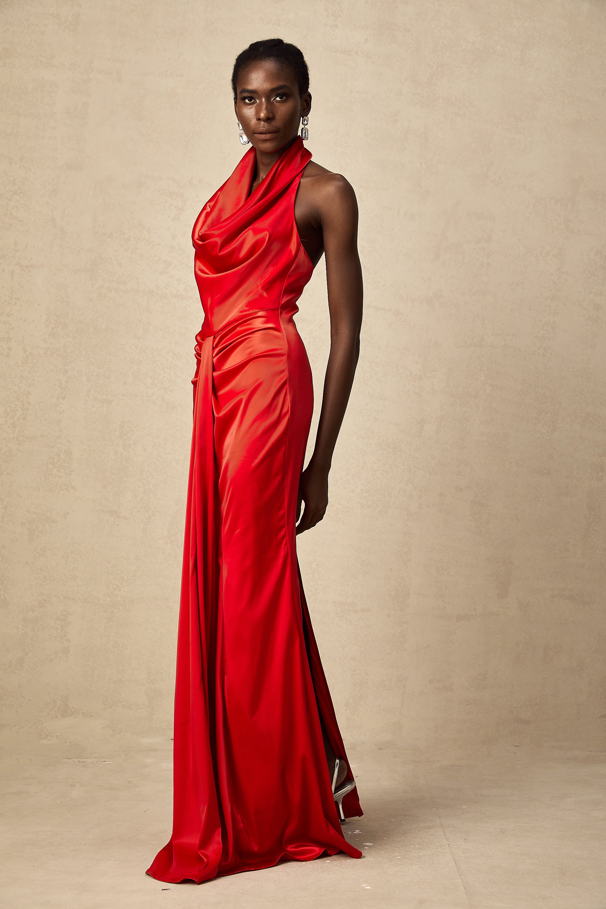 Robe longue drapée en satin rouge Alix à dos nu (Vente définitive - États-Unis uniquement)