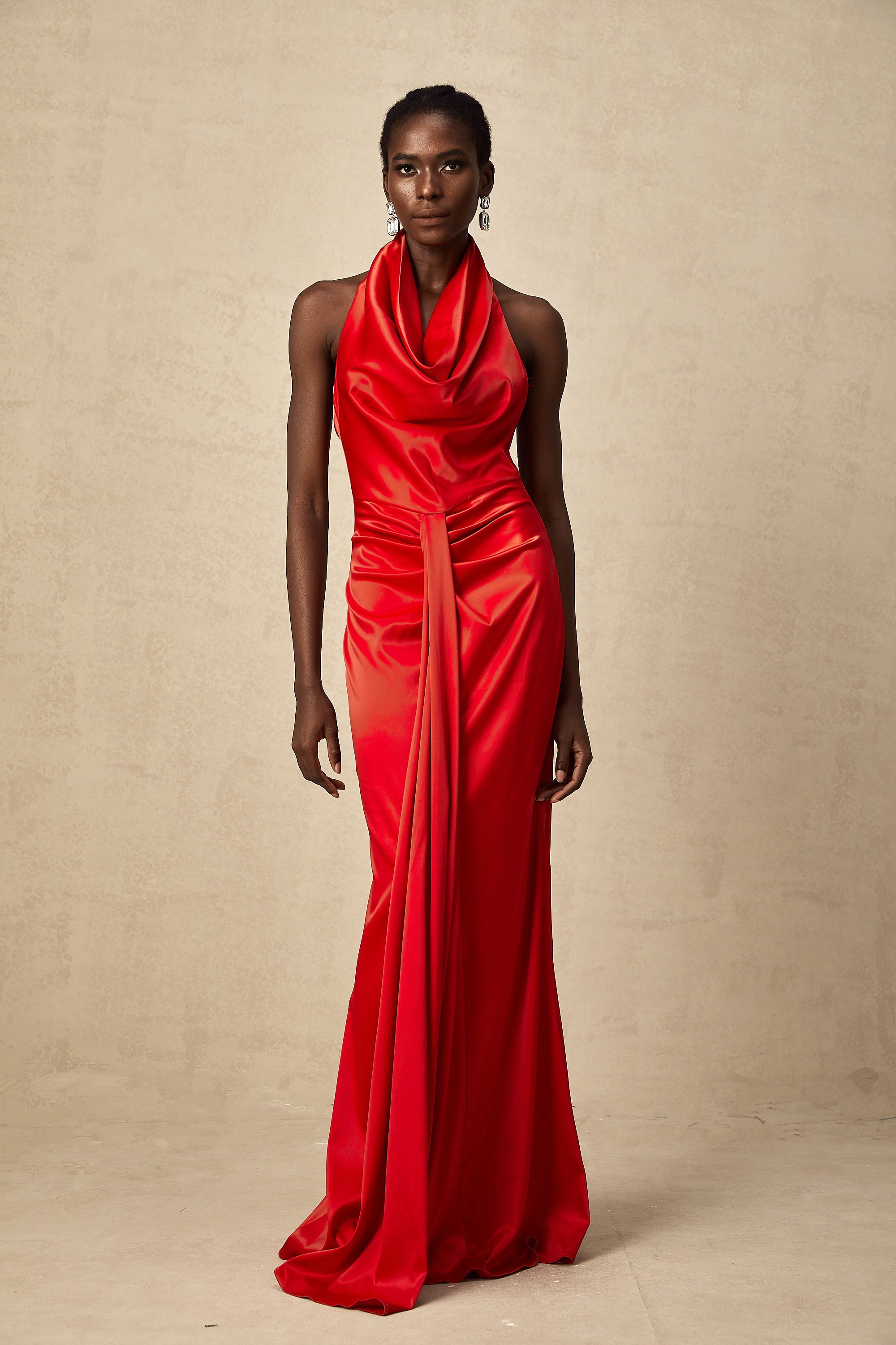 Robe longue drapée en satin rouge Alix à dos nu (Vente définitive - États-Unis uniquement)