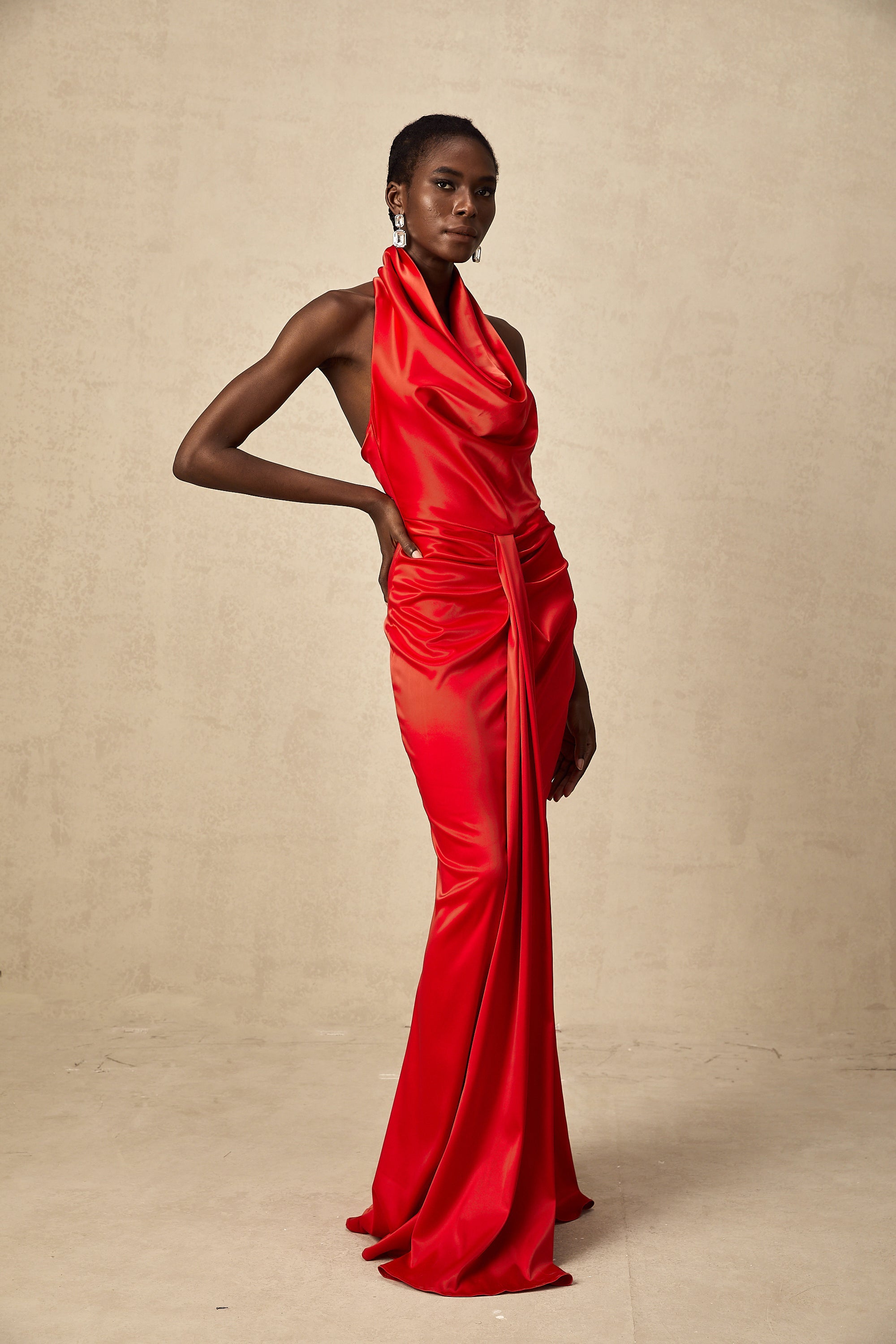 Robe longue drapée en satin rouge Alix à dos nu (Vente définitive - États-Unis uniquement)
