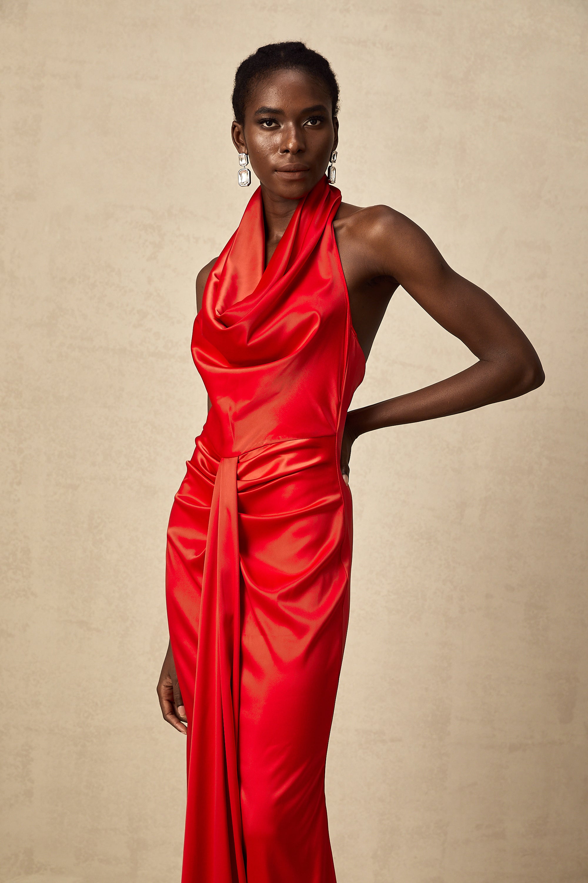 Robe longue drapée en satin rouge Alix à dos nu (Vente définitive - États-Unis uniquement)