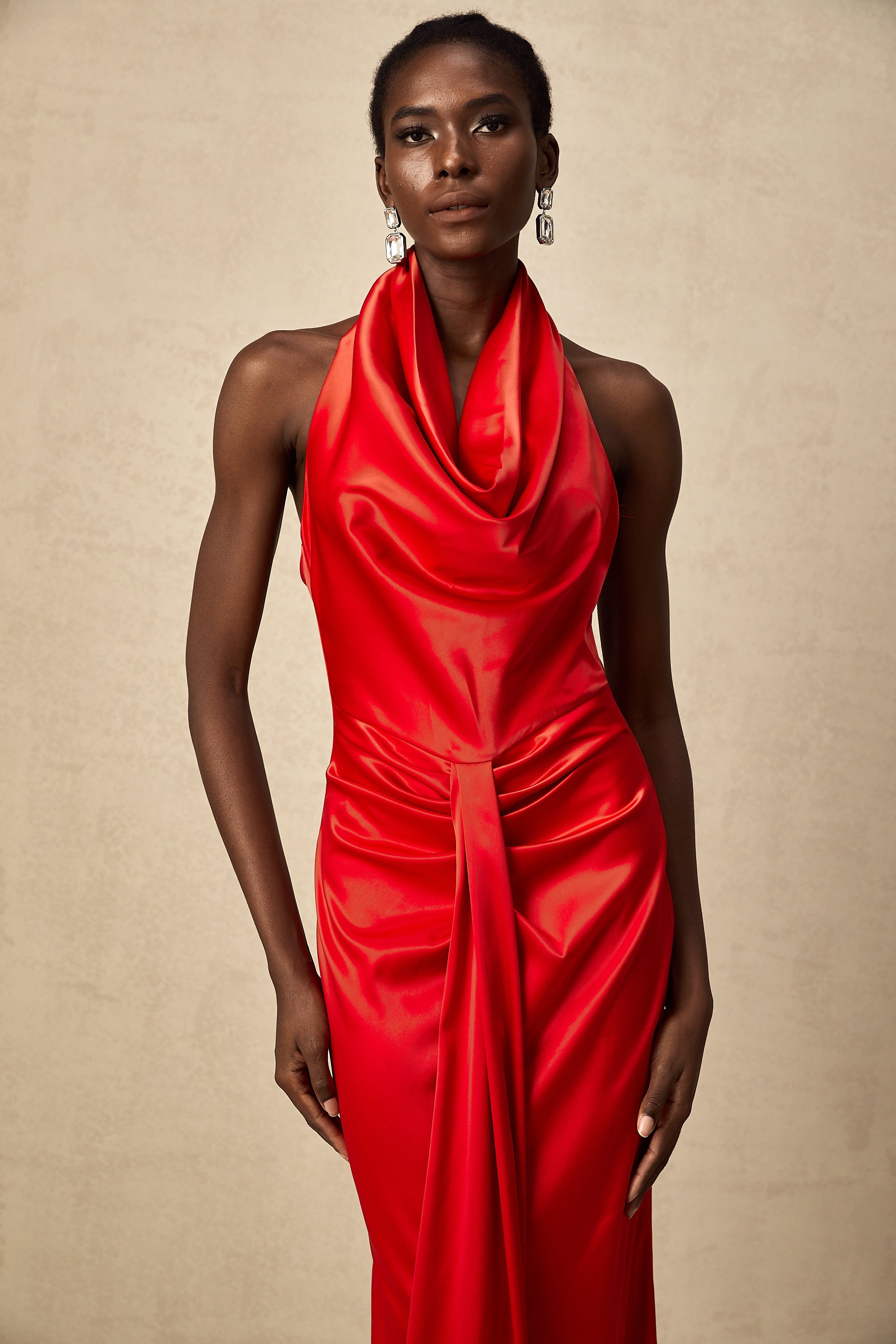 Robe longue drapée en satin rouge Alix à dos nu (Vente définitive - États-Unis uniquement)