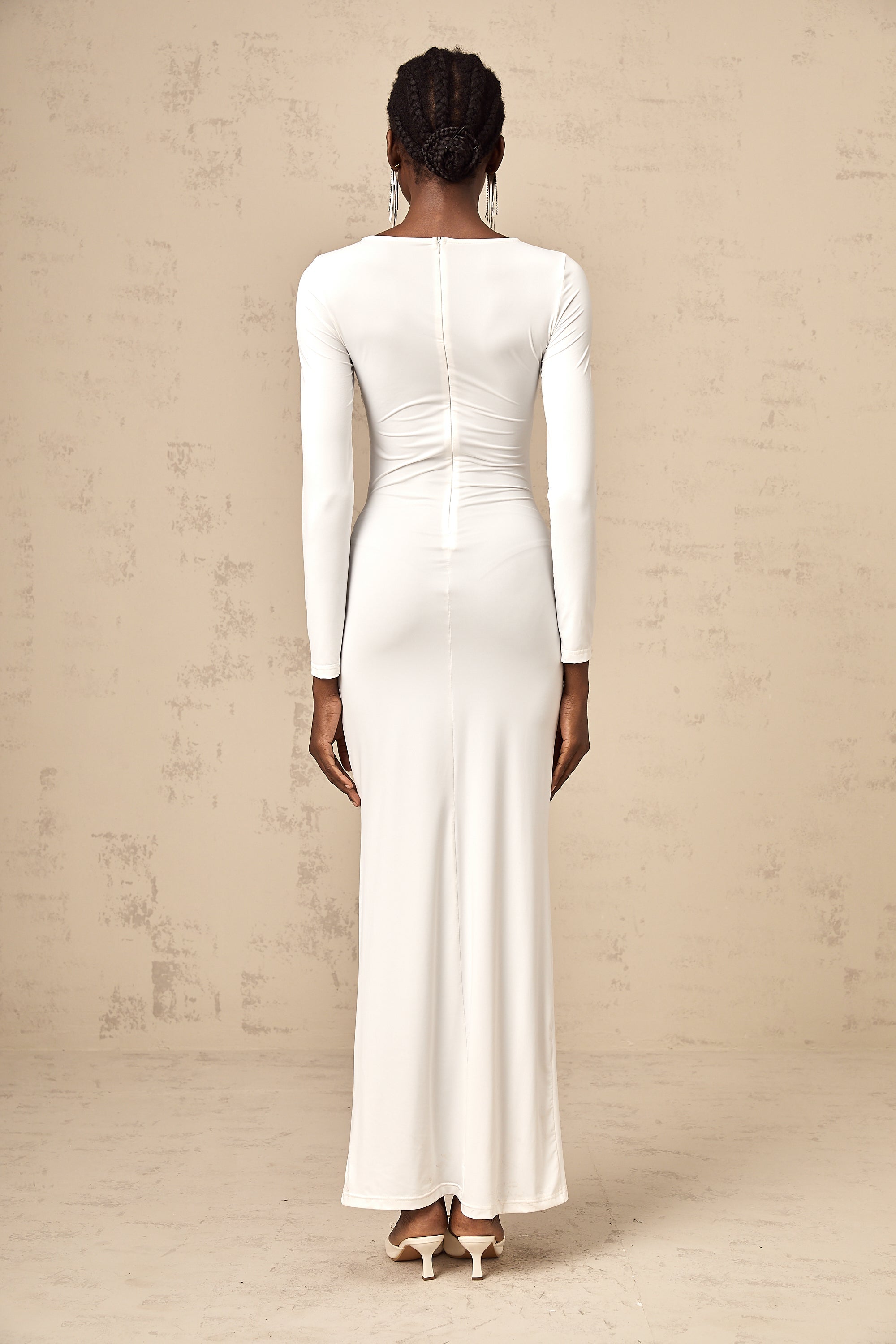 Robe longue froncée à ruban blanc et détail torsadé Elena (Vente définitive - États-Unis uniquement)