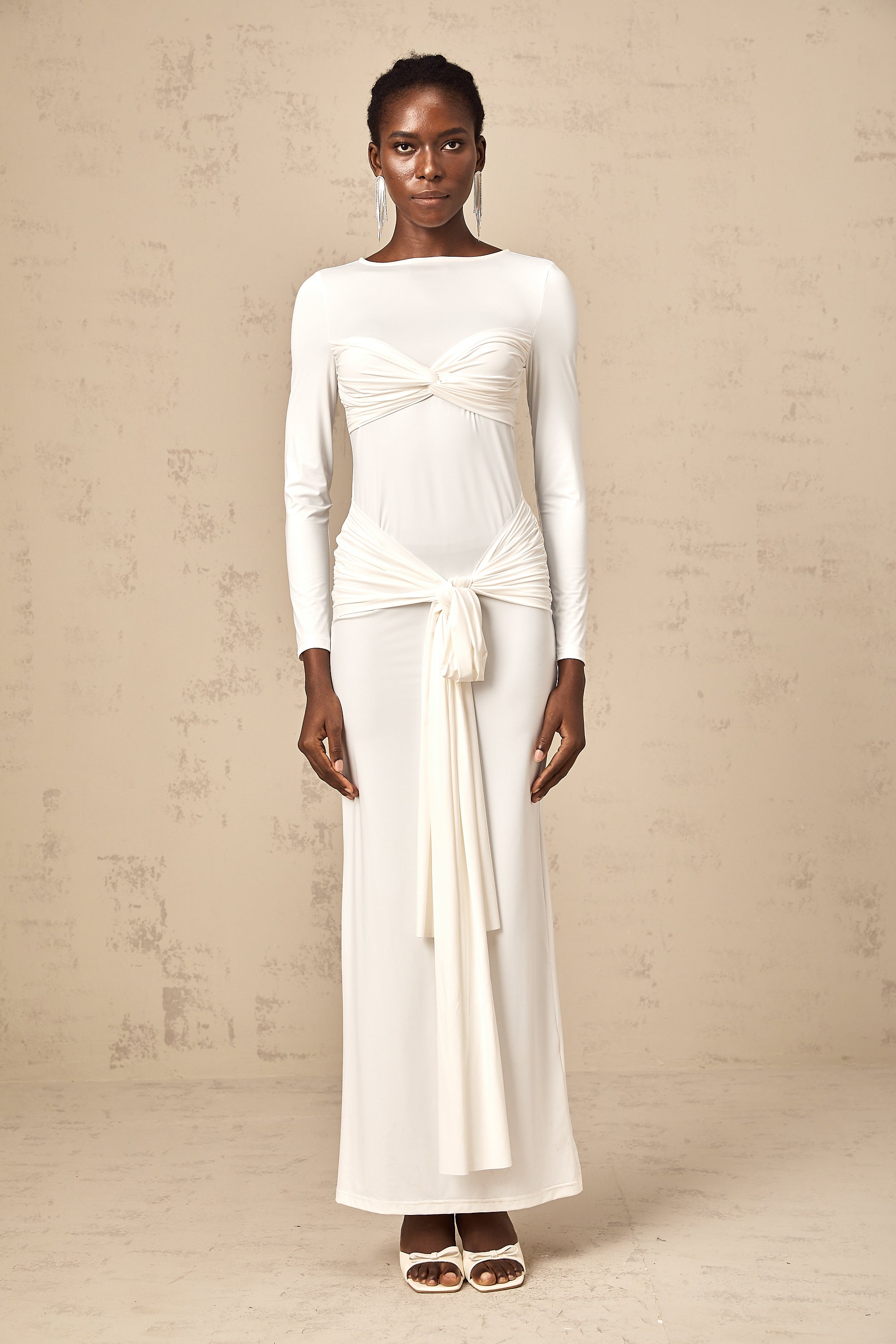 Robe longue froncée à ruban blanc et détail torsadé Elena (Vente définitive - États-Unis uniquement)