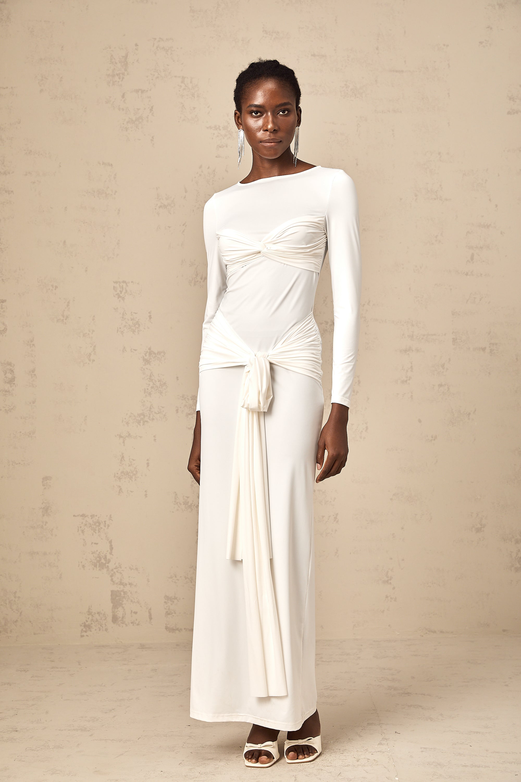 Robe longue froncée à ruban blanc et détail torsadé Elena (Vente définitive - États-Unis uniquement)